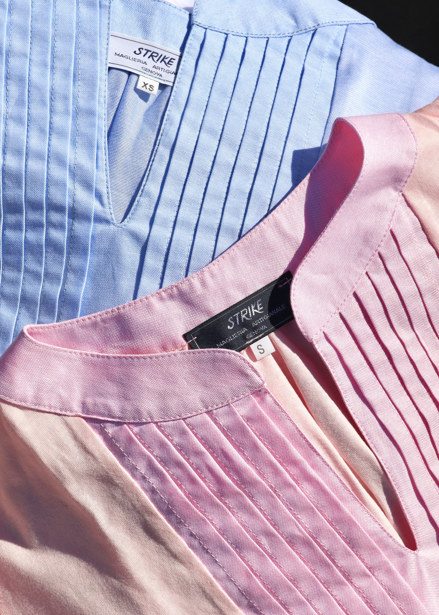 Casacca da donna in 100% cotone realizzata dalla maglieria artigianale Strike Inside a Genova, con scollo a V, maniche a 3/4 e fronte plissettato, vestibilità morbida e confortevole