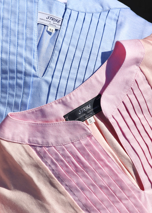 Casacca da donna in 100% cotone realizzata dalla maglieria artigianale Strike Inside a Genova, con scollo a V, maniche a 3/4 e fronte plissettato, vestibilità morbida e confortevole