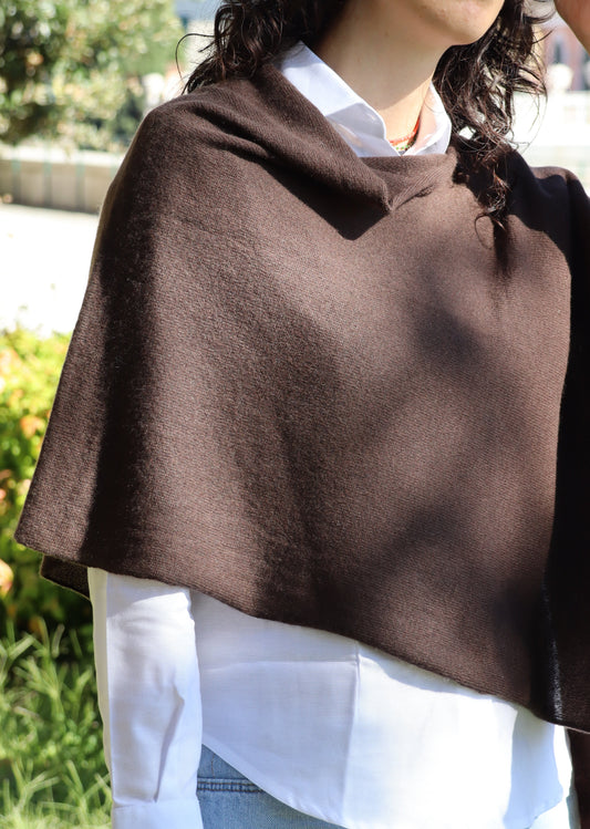 Poncho donna in cashmere Strike Inside, morbido ed elegante, realizzato artigianalmente in Italia. Accessorio di lusso disponibile in varie colorazioni, ideale per look raffinati e versatili.