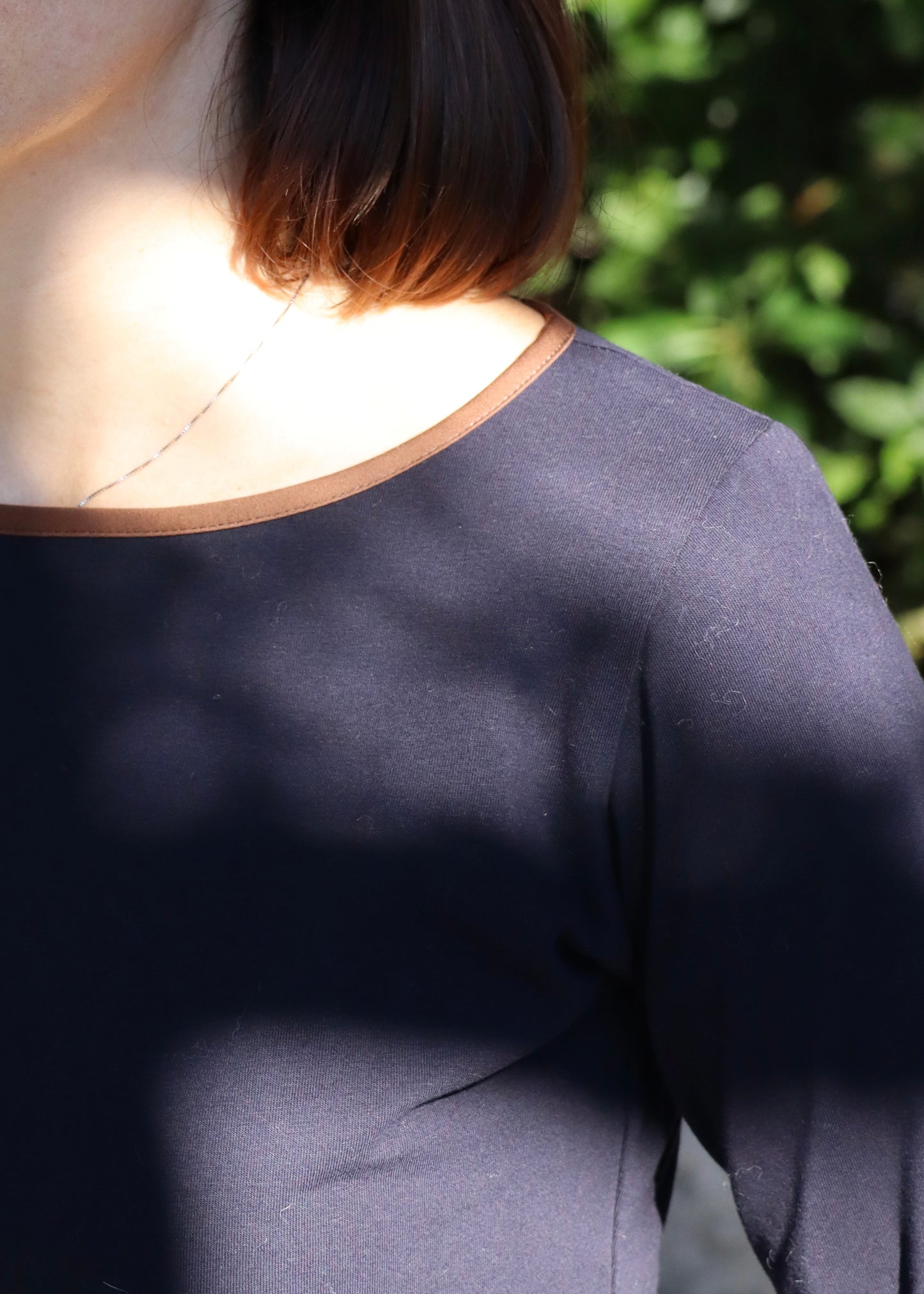 Maglietta da donna con scollo a barchetta in cotone elasticizzato (95% cotone, 5% elastan), realizzata artigianalmente in Italia da Strike Inside Abbigliamento. Il design essenziale è arricchito da bordini colorati su scollo e polsini, che aggiungono un tocco di colore delicato. Morbida, leggera e confortevole, segue le linee del corpo con naturalezza ed è perfetta per un look quotidiano pulito e curato.