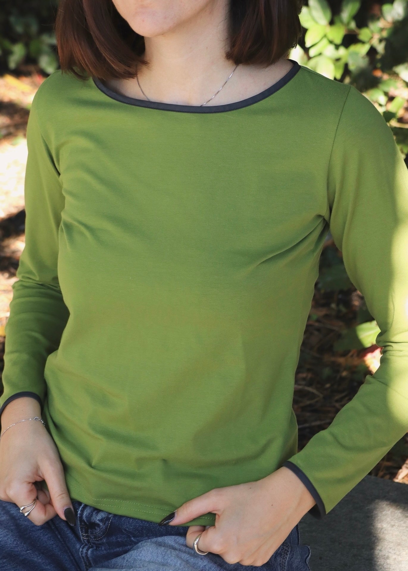 Maglietta da donna con scollo a barchetta in cotone elasticizzato (95% cotone, 5% elastan), realizzata artigianalmente in Italia da Strike Inside Abbigliamento. Il design essenziale è arricchito da bordini colorati su scollo e polsini, che aggiungono un tocco di colore delicato. Morbida, leggera e confortevole, segue le linee del corpo con naturalezza ed è perfetta per un look quotidiano pulito e curato.