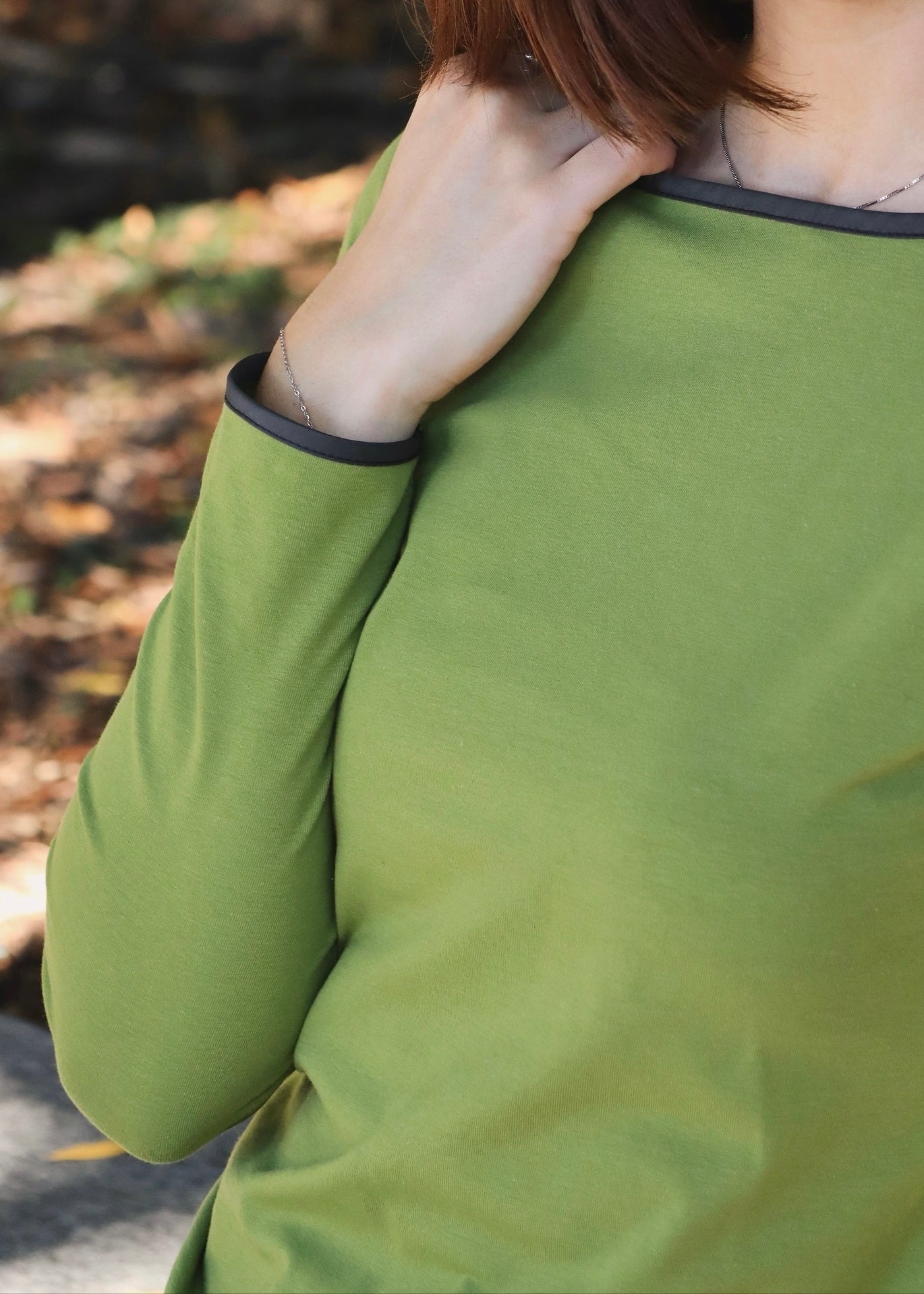 Maglietta da donna con scollo a barchetta in cotone elasticizzato (95% cotone, 5% elastan), realizzata artigianalmente in Italia da Strike Inside Abbigliamento. Il design essenziale è arricchito da bordini colorati su scollo e polsini, che aggiungono un tocco di colore delicato. Morbida, leggera e confortevole, segue le linee del corpo con naturalezza ed è perfetta per un look quotidiano pulito e curato.