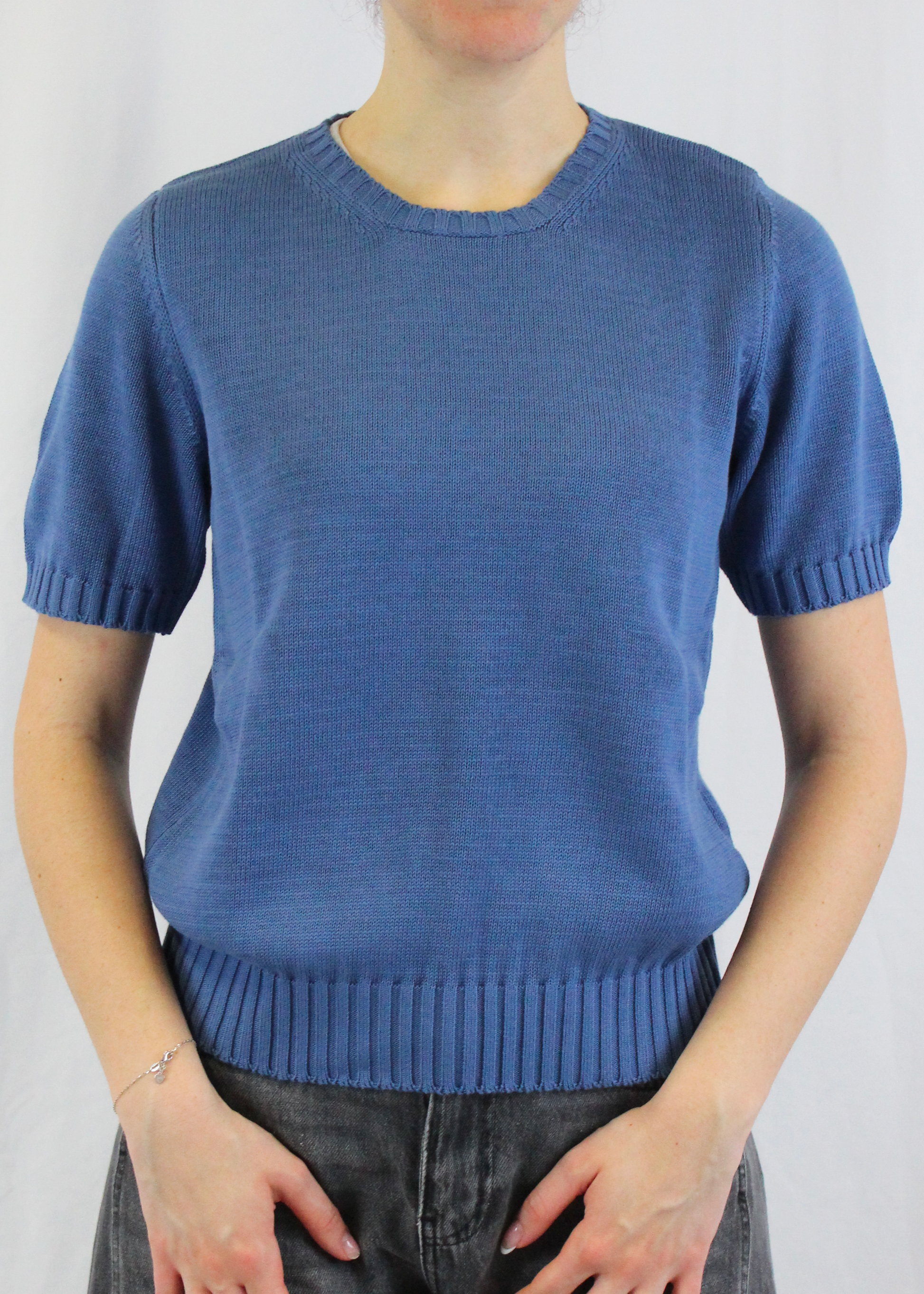 T-shirt artigianale girocollo a maniche corte in 100% cotone, con eleganti coste sulle maniche. Morbida, traspirante e resistente, ideale per ogni stagione. Perfetta in coordinato con il cardigan girocollo in cotone. Realizzata con cura dalla maglieria artigianale di Genova di Strike Inside. Made in Italy