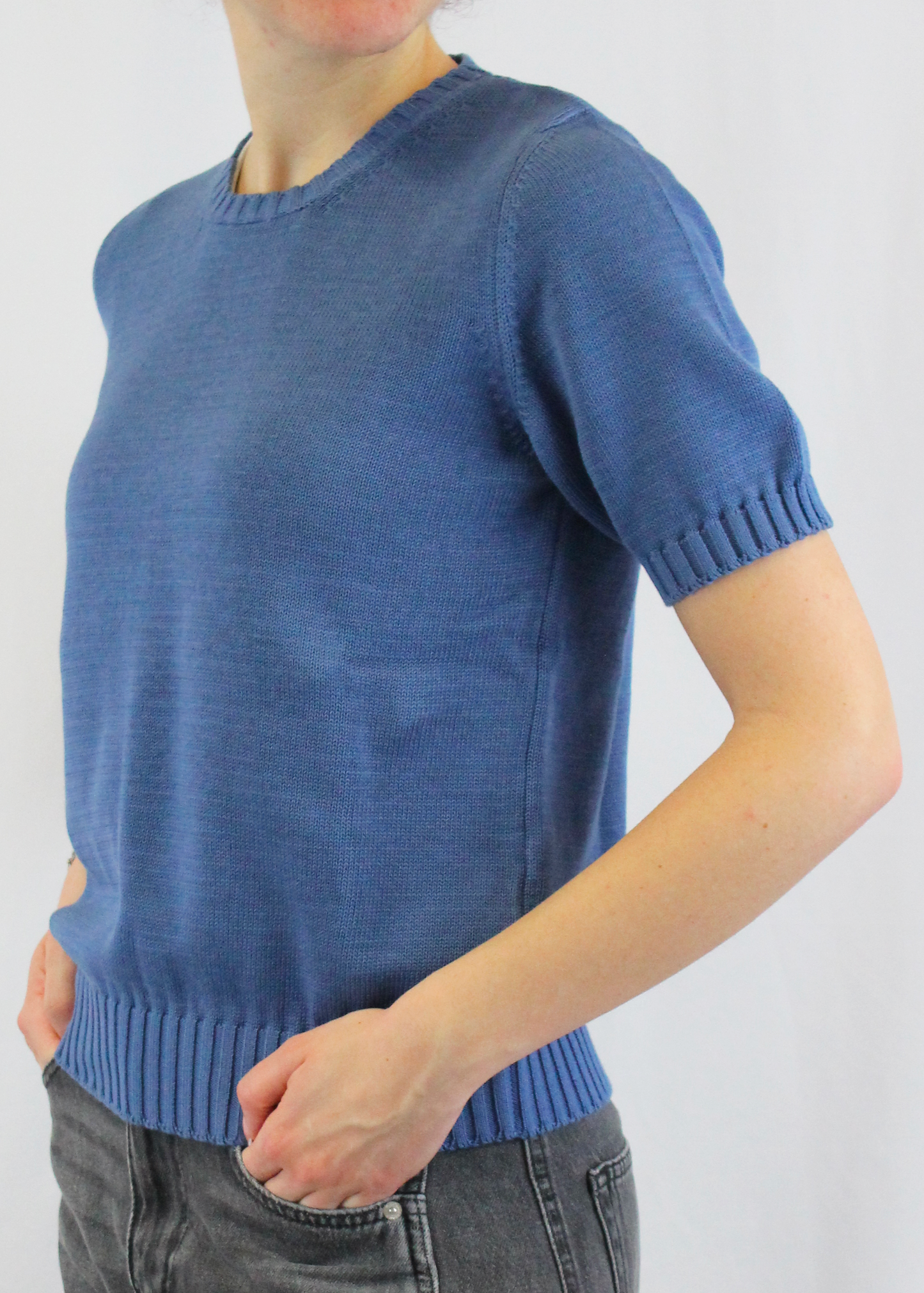 T-shirt artigianale girocollo a maniche corte in 100% cotone, con eleganti coste sulle maniche. Morbida, traspirante e resistente, ideale per ogni stagione. Perfetta in coordinato con il cardigan girocollo in cotone. Realizzata con cura dalla maglieria artigianale di Genova di Strike Inside. Made in Italy
