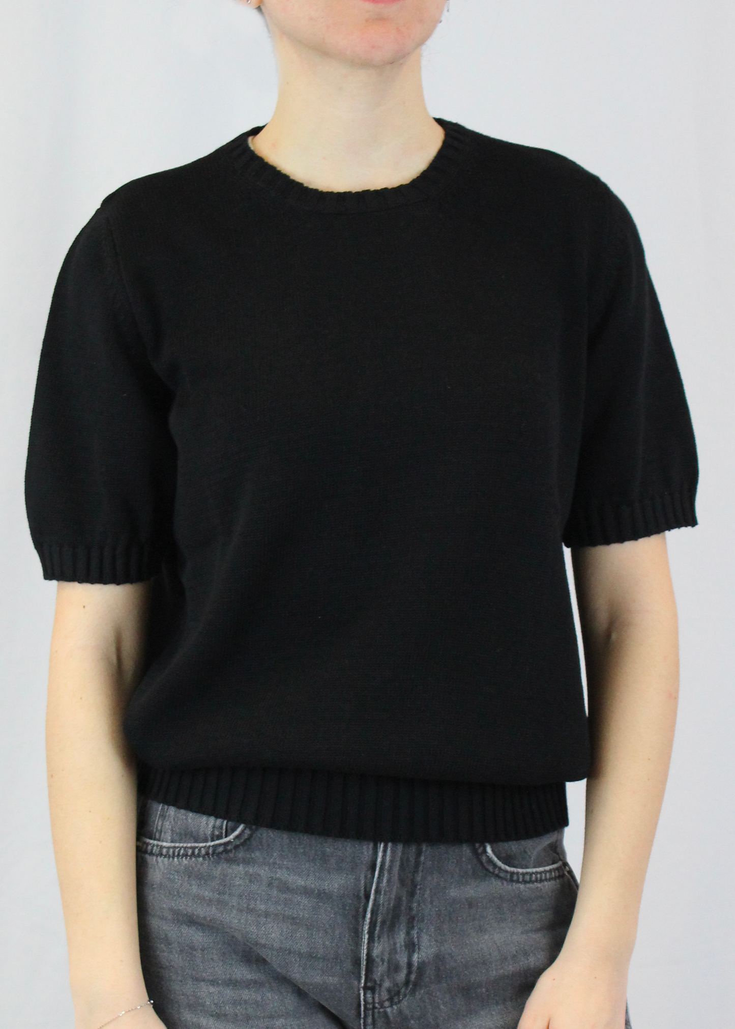 T-shirt artigianale girocollo a maniche corte in 100% cotone, con eleganti coste sulle maniche. Morbida, traspirante e resistente, ideale per ogni stagione. Perfetta in coordinato con il cardigan girocollo in cotone. Realizzata con cura dalla maglieria artigianale di Genova di Strike Inside. Made in Italy
