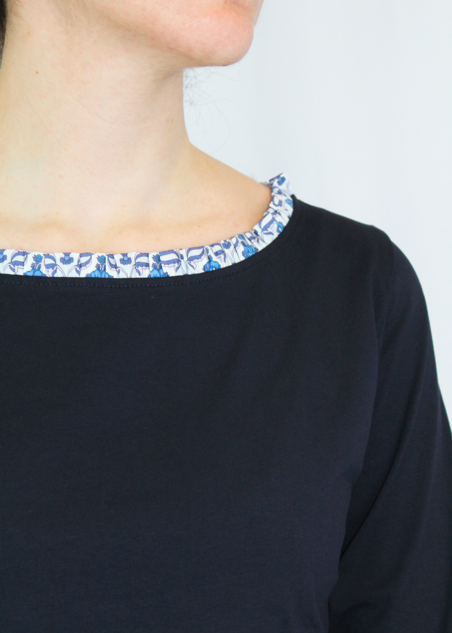 Maglietta artigianale in cotone elasticizzato con scollo a barchetta e delicate rouches. Morbida, confortevole e raffinata, con maniche a tre quarti per un look versatile e femminile. Disponibile in vari colori: naturale, bianco, blu, verde, rosso, rosa e altri. Realizzata con cura dalla maglieria artigianale di Genova di Strike Inside. Made in Italy.