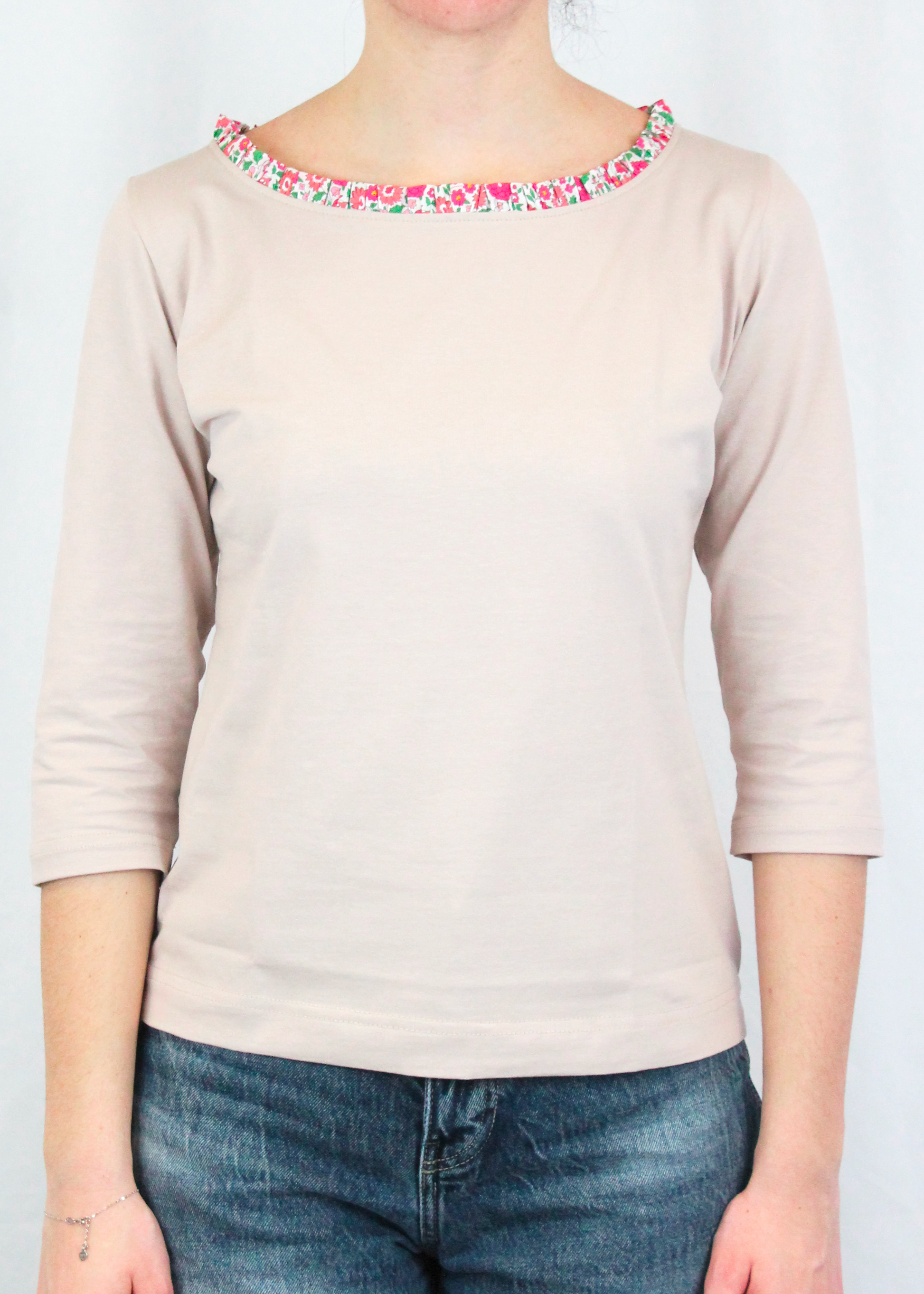Maglietta artigianale in cotone elasticizzato con scollo a barchetta e delicate rouches. Morbida, confortevole e raffinata, con maniche a tre quarti per un look versatile e femminile. Disponibile in vari colori: naturale, bianco, blu, verde, rosso, rosa e altri. Realizzata con cura dalla maglieria artigianale di Genova di Strike Inside. Made in Italy.