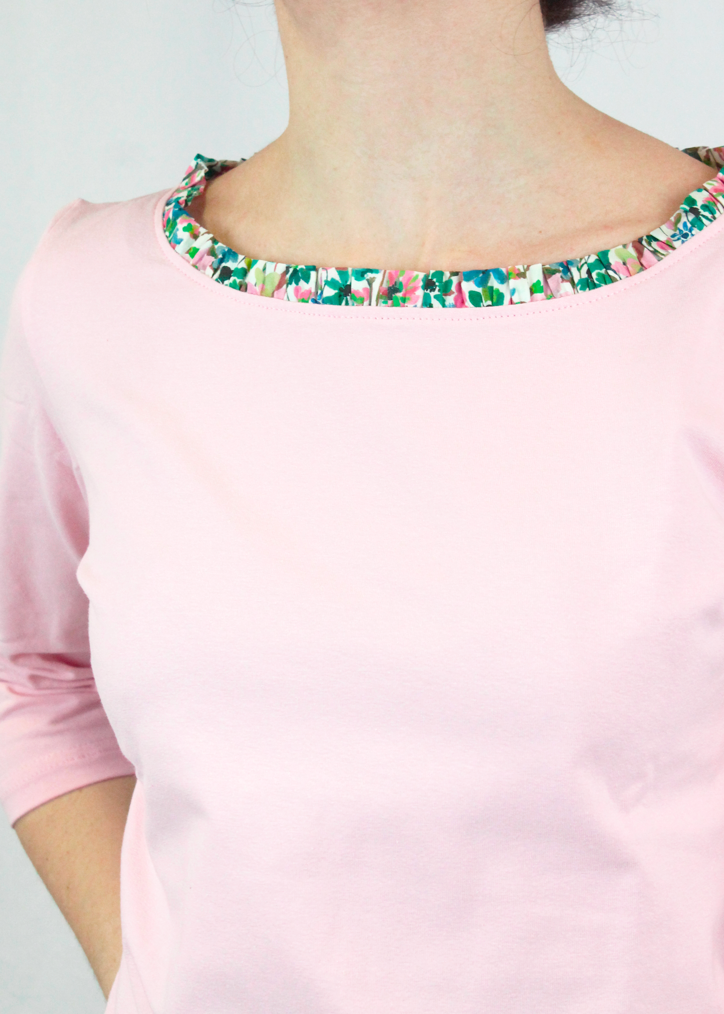 Maglietta artigianale in cotone elasticizzato con scollo a barchetta e delicate rouches. Morbida, confortevole e raffinata, con maniche a tre quarti per un look versatile e femminile. Disponibile in vari colori: naturale, bianco, blu, verde, rosso, rosa e altri. Realizzata con cura dalla maglieria artigianale di Genova di Strike Inside. Made in Italy.