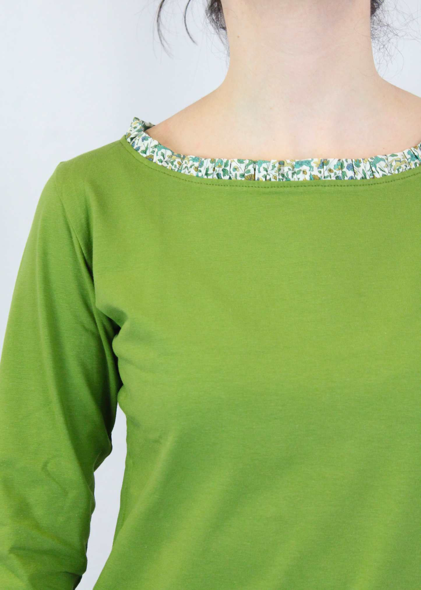 Maglietta artigianale in cotone elasticizzato con scollo a barchetta e delicate rouches. Morbida, confortevole e raffinata, con maniche a tre quarti per un look versatile e femminile. Disponibile in vari colori: naturale, bianco, blu, verde, rosso, rosa e altri. Realizzata con cura dalla maglieria artigianale di Genova di Strike Inside. Made in Italy.