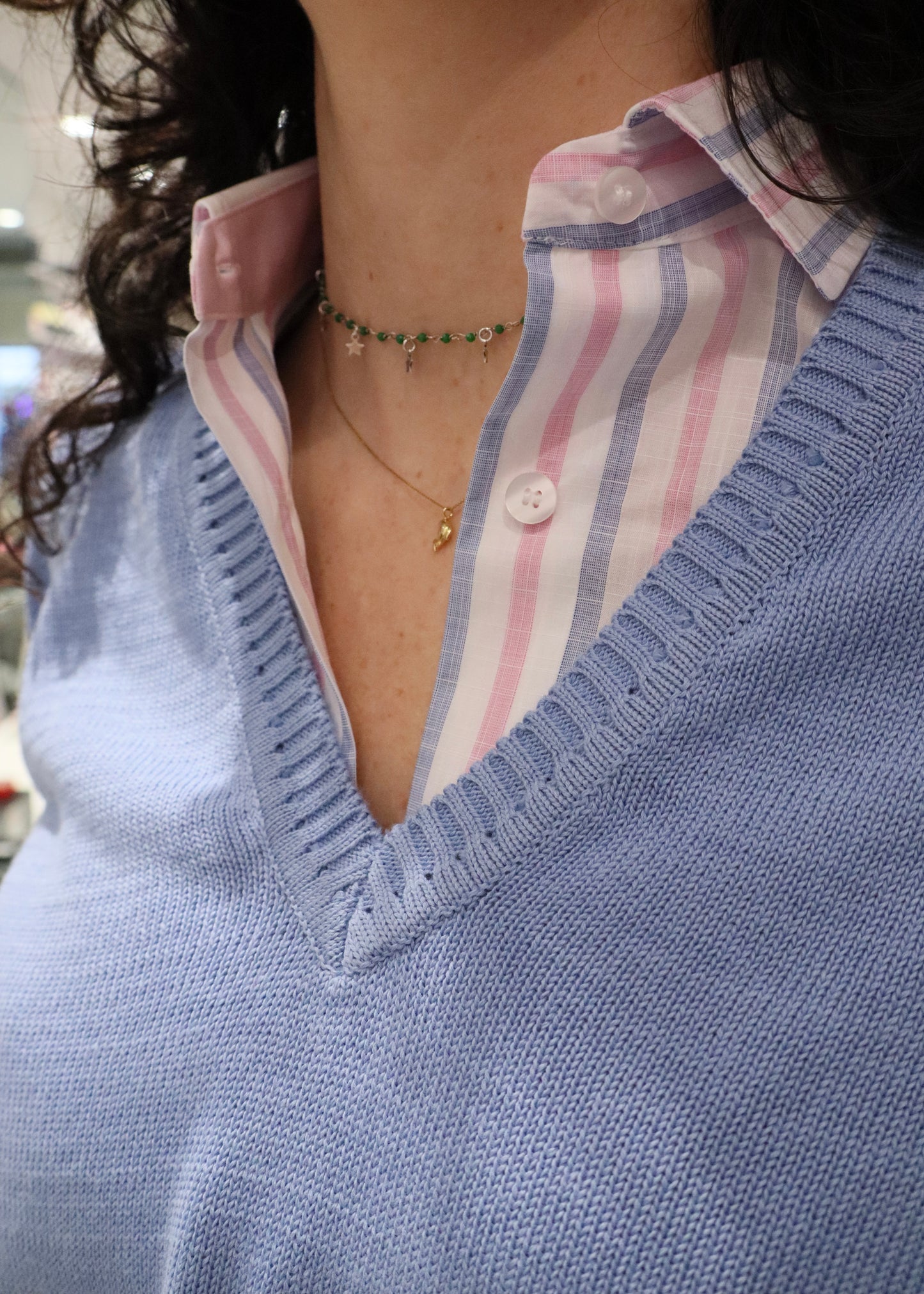 maglione donna in 100% lana merino con scollo a V, polsini e estremità a coste, strike inside genova.