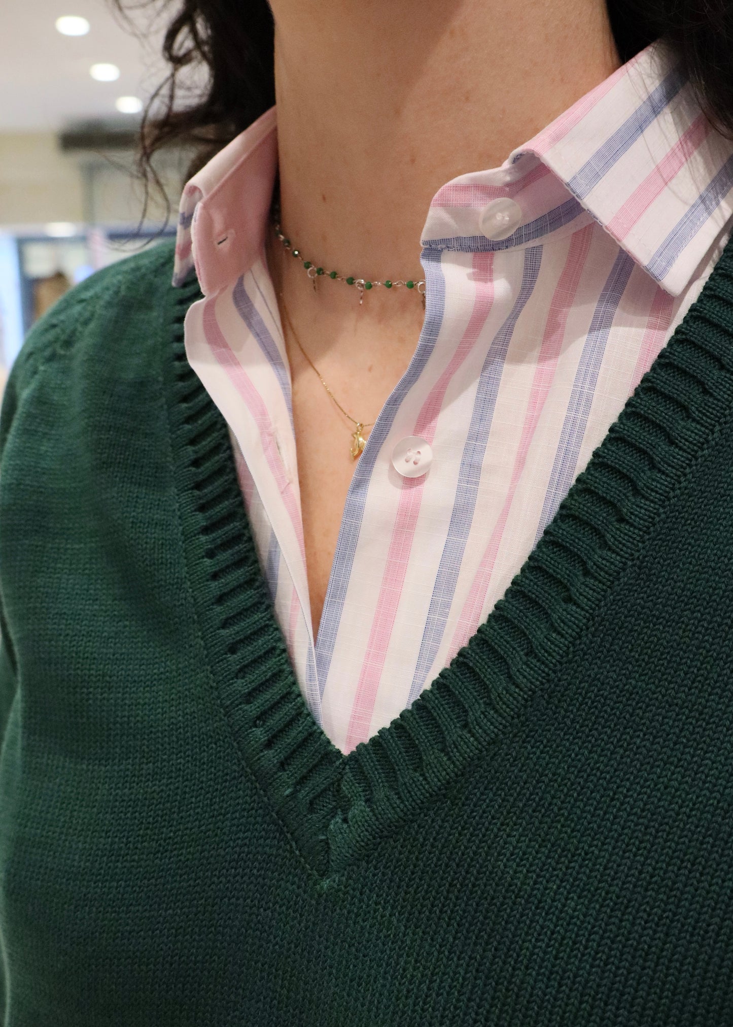 maglione donna in 100% lana merino con scollo a V, polsini e estremità a coste, strike inside genova.