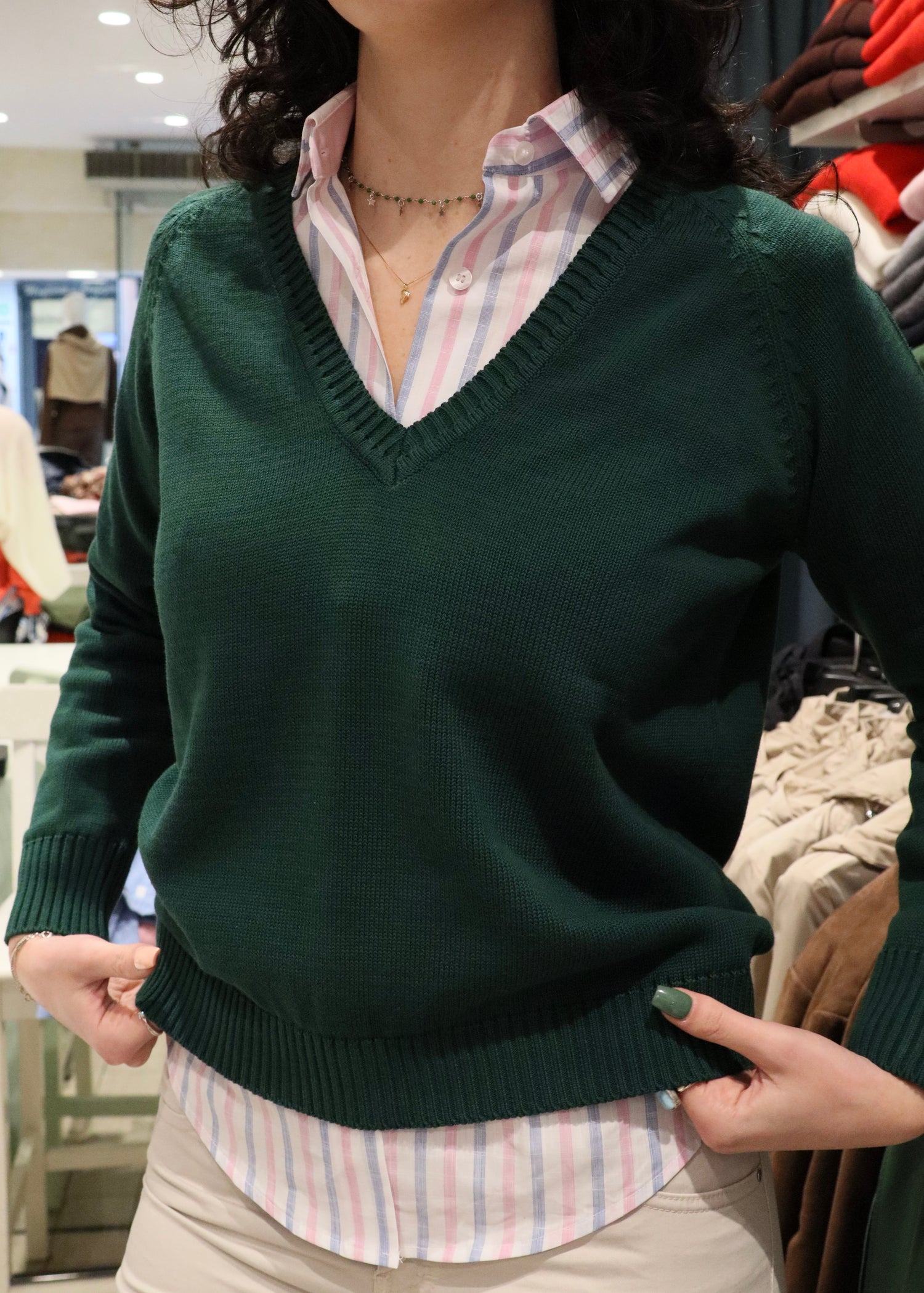 maglione donna in 100% lana merino con scollo a V, polsini e estremità a coste, strike inside genova.