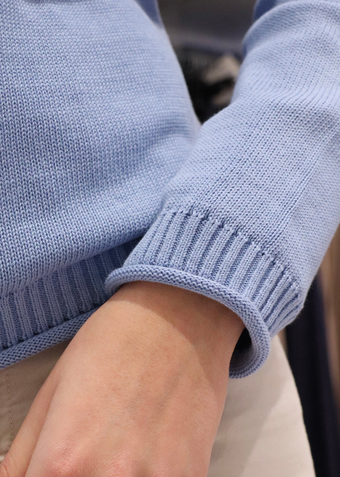 maglione donna in 100% lana merino con scollo dritto, modello Adriana, polsini a coste, strike inside genova.