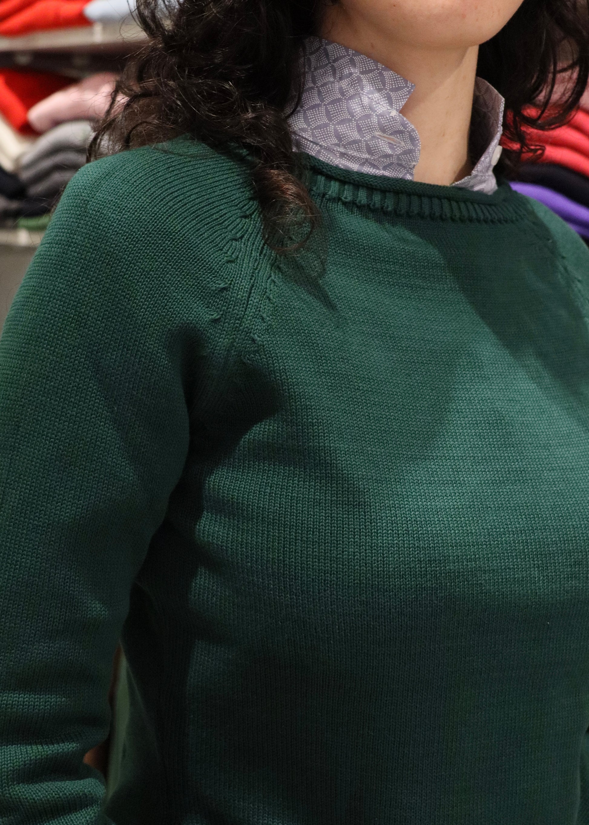 maglione donna in 100% lana merino con scollo dritto, modello Adriana, polsini a coste, strike inside genova.