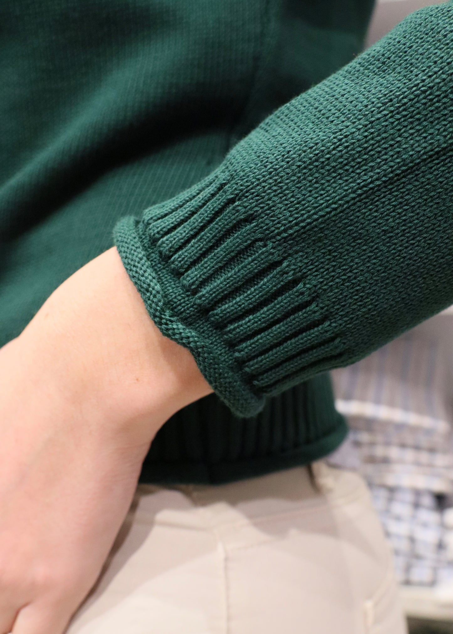 maglione donna in 100% lana merino con scollo dritto, modello Adriana, polsini a coste, strike inside genova.
