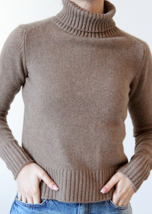 Maglione Strike Inside a collo alto, realizzato in 100% cashmere di alta qualità nella nostra maglieria artigianale a Genova. Perfetto per affrontare le giornate più fredde con stile, questo maglione offre morbidezza e comfort estremi, garantendo un calore avvolgente per tutto il giorno. Ideale per look eleganti e raffinati, è un capo versatile che aggiunge un tocco di lusso al tuo guardaroba