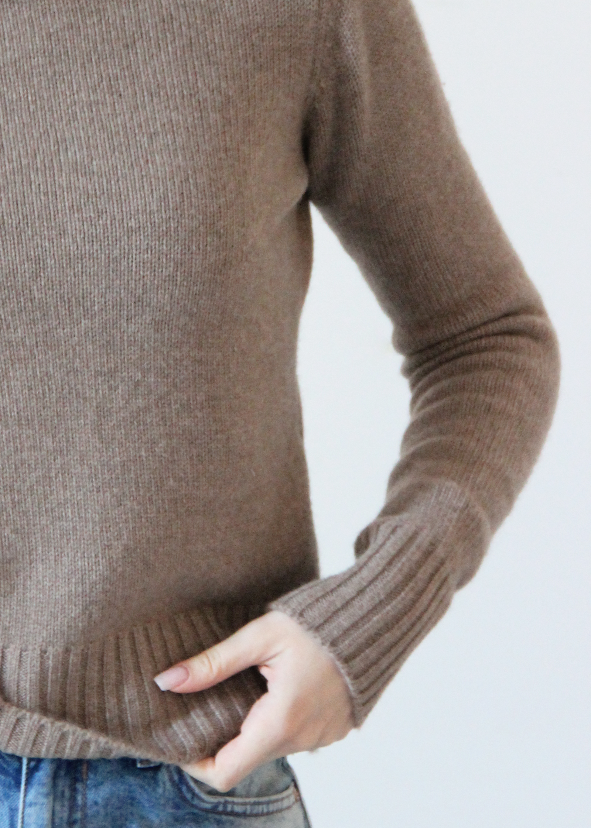 Maglione Strike Inside a collo alto, realizzato in 100% cashmere di alta qualità nella nostra maglieria artigianale a Genova. Perfetto per affrontare le giornate più fredde con stile, questo maglione offre morbidezza e comfort estremi, garantendo un calore avvolgente per tutto il giorno. Ideale per look eleganti e raffinati, è un capo versatile che aggiunge un tocco di lusso al tuo guardaroba