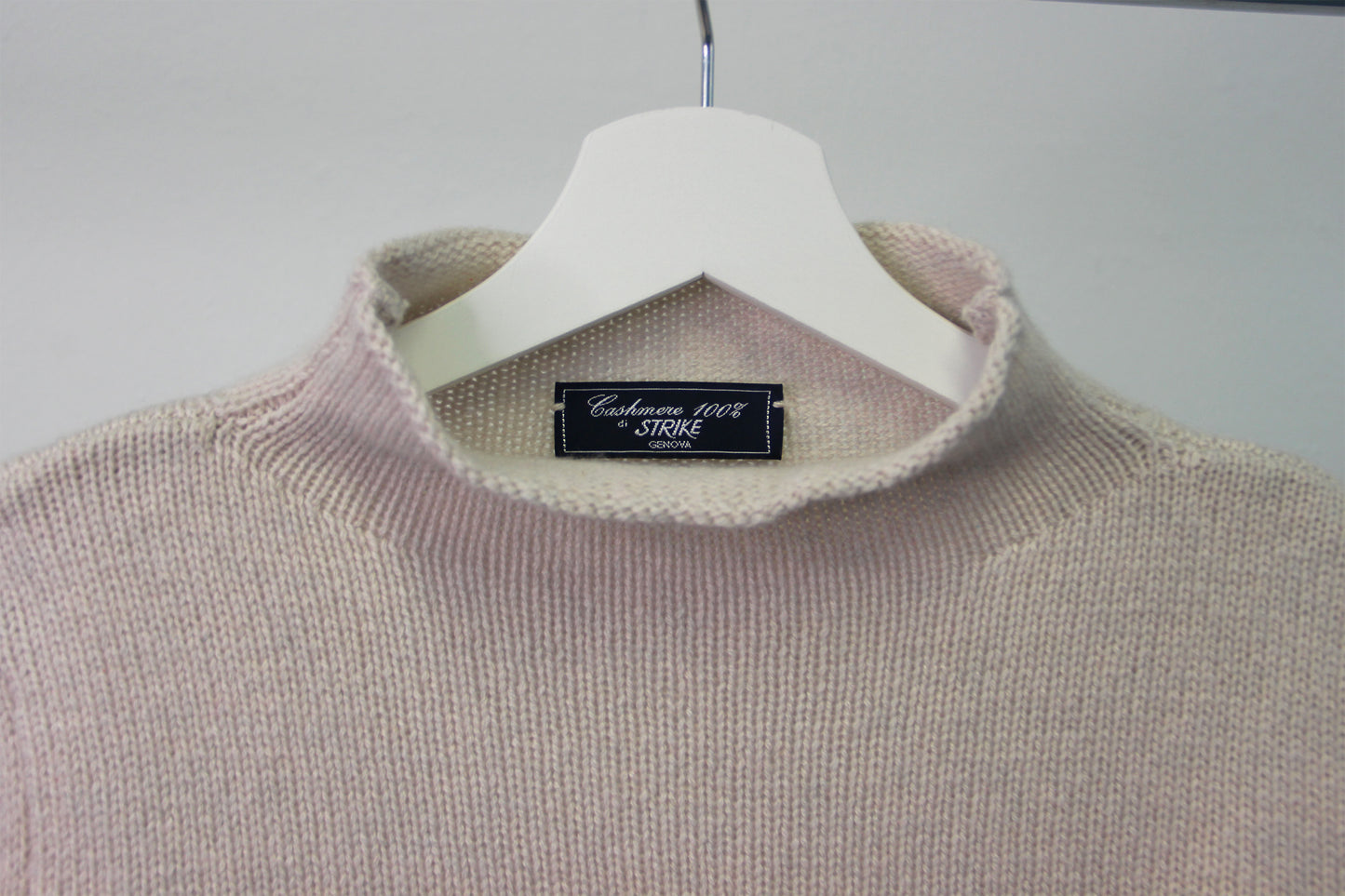 Maglione Strike Inside con collo a vulcano, realizzato in 100% cashmere di alta qualità nella nostra maglieria artigianale a Genova. L’essenza dell'eleganza e del comfort, questo maglione offre una morbidezza impareggiabile e un calore avvolgente. Il design con collo a vulcano, dal taglio moderno e raffinato, aggiunge un tocco distintivo, rendendolo perfetto per chi cerca stile, versatilità e comfort