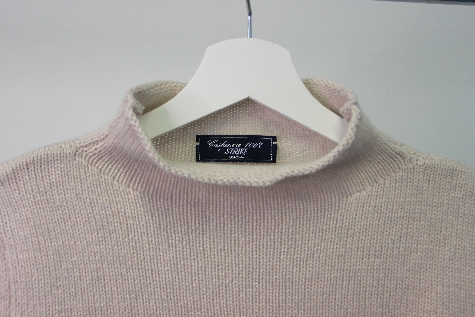 Maglione Strike Inside con collo a vulcano, realizzato in 100% cashmere di alta qualità nella nostra maglieria artigianale a Genova. L’essenza dell'eleganza e del comfort, questo maglione offre una morbidezza impareggiabile e un calore avvolgente. Il design con collo a vulcano, dal taglio moderno e raffinato, aggiunge un tocco distintivo, rendendolo perfetto per chi cerca stile, versatilità e comfort