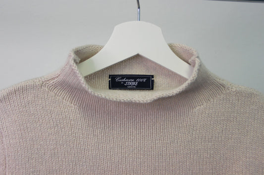 Maglione Strike Inside con collo a vulcano, realizzato in 100% cashmere di alta qualità nella nostra maglieria artigianale a Genova. L’essenza dell'eleganza e del comfort, questo maglione offre una morbidezza impareggiabile e un calore avvolgente. Il design con collo a vulcano, dal taglio moderno e raffinato, aggiunge un tocco distintivo, rendendolo perfetto per chi cerca stile, versatilità e comfort