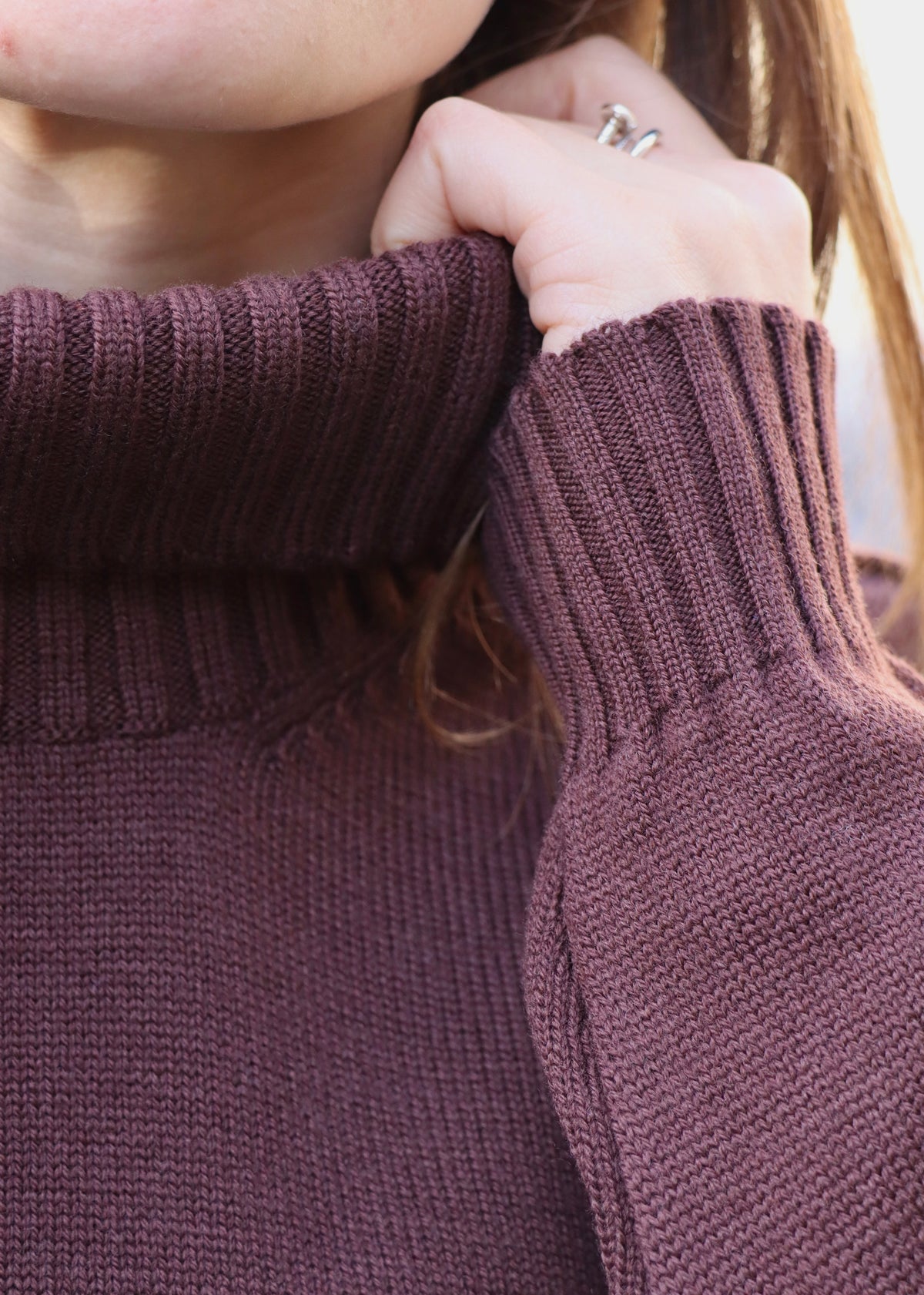Maglione dolcevita in 100% lana merino del band Strike Inside, realizzato con filati pregiati Made in Italy nella nostra maglieria artigianale a Genova. Disponibile in diverse tonalità, dalle colorazioni neutre a quelle più vivaci, questo maglione con collo alto offre una vestibilità comoda e un tocco di eleganza. Perfetto per creare look sofisticati o casual, è l'ideale per chi cerca qualità, comfort e stile senza tempo