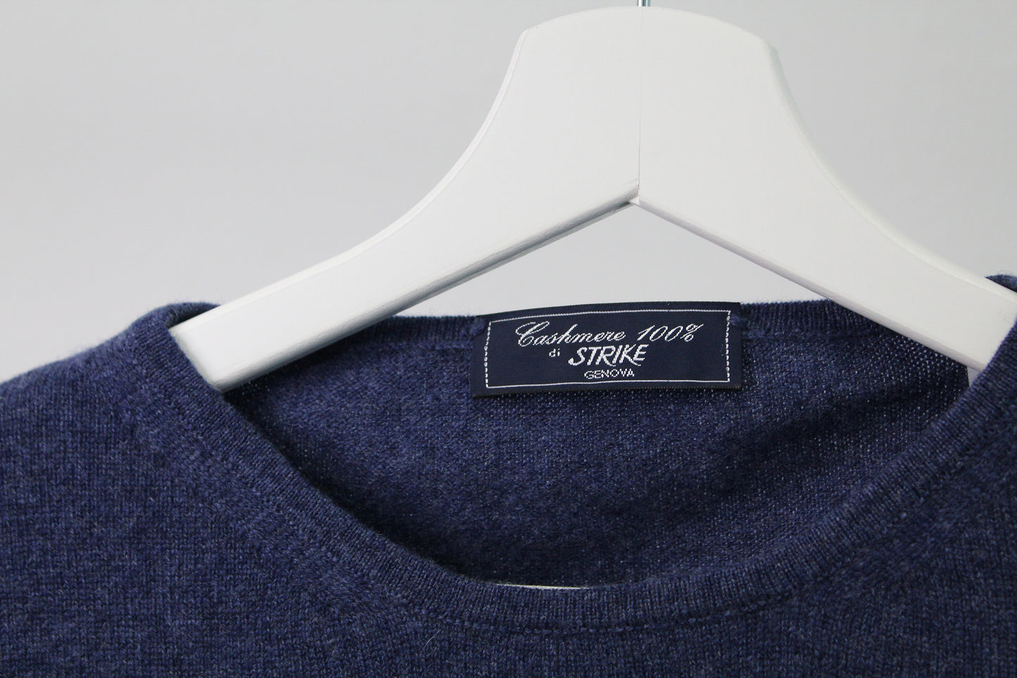 Maglione girocollo Strike Inside in 100% cashmere, un classico intramontabile reinterpretato con l’eccellenza del cashmere realizzato nella nostra maglieria artigianale a Genova. Morbido, leggero e incredibilmente caldo, questo maglione offre una sensazione di lusso al tatto, garantendo massimo comfort e raffinatezza. Perfetto per look eleganti e sofisticati, è l'ideale per chi cerca un capo versatile e di alta qualità