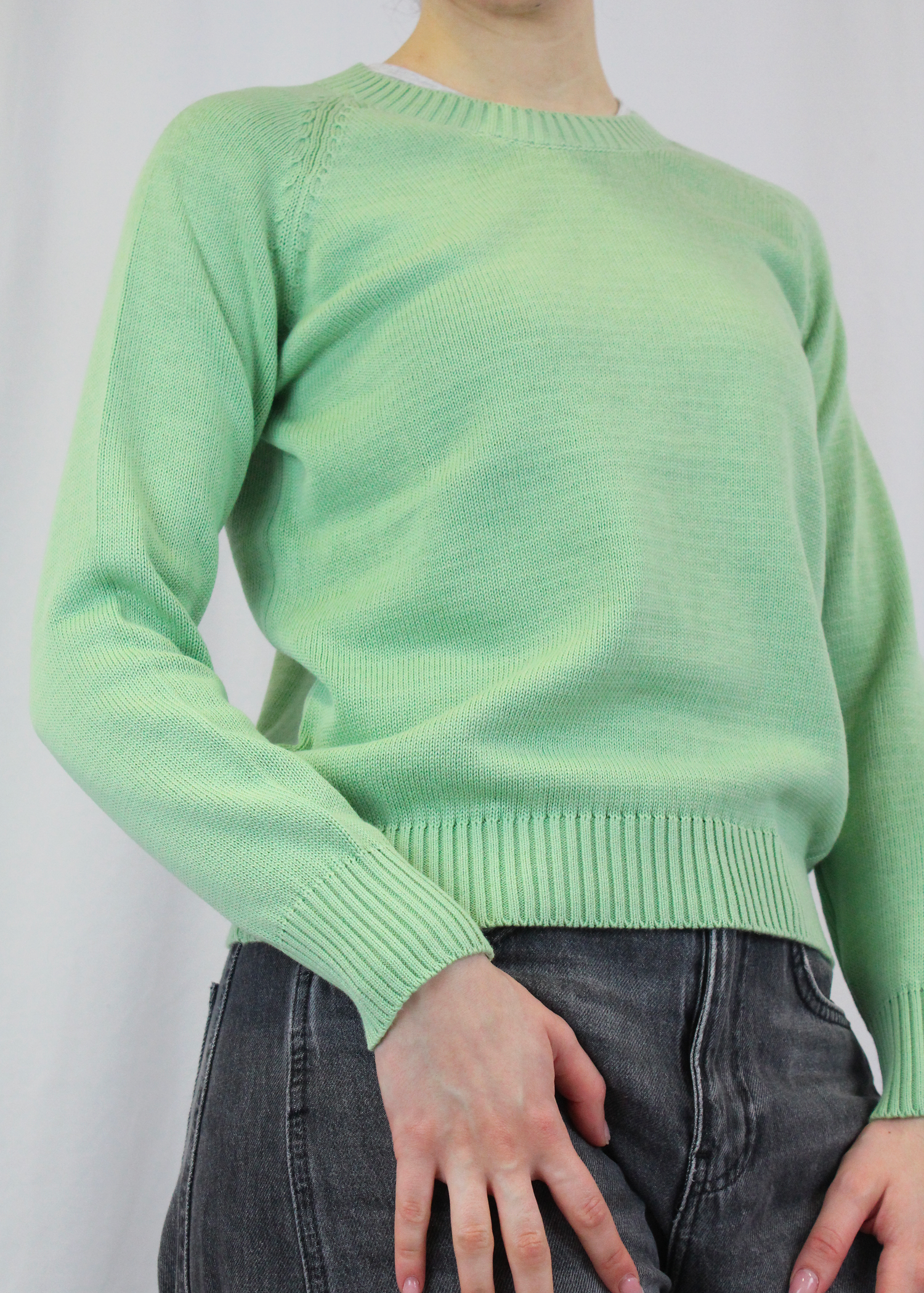 Maglione artigianale girocollo in 100% cotone, morbido, traspirante e perfetto per la primavera. Disponibile in una varietà di colori primaverili per uno stile versatile e raffinato. Realizzato con cura dalla maglieria artigianale di Genova di Strike Inside. Made in Italy.