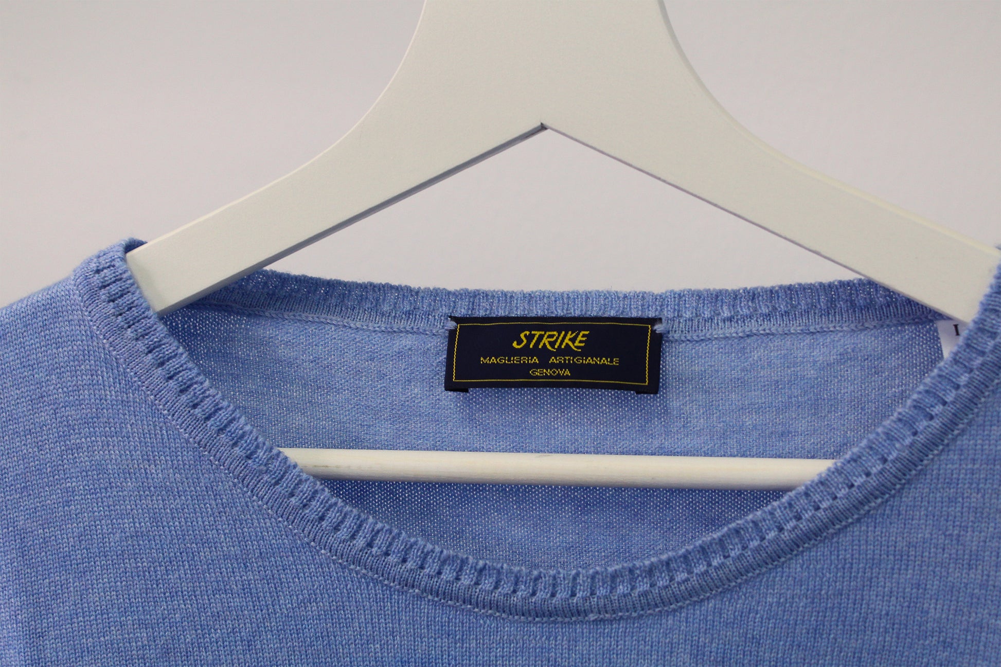 Maglione girocollo Piuma Strike Inside in lana merino 100%, un capo che unisce leggerezza estrema e calore naturale. Realizzato con pregiata lana merino, questo maglione ha una texture sottile e impalpabile che lo rende ideale per ogni stagione, garantendo comfort, traspirabilità e una vestibilità raffinata. Perfetto per look casual eleganti o per l'abbigliamento quotidiano, è la scelta ideale per chi cerca qualità e stile senza tempo