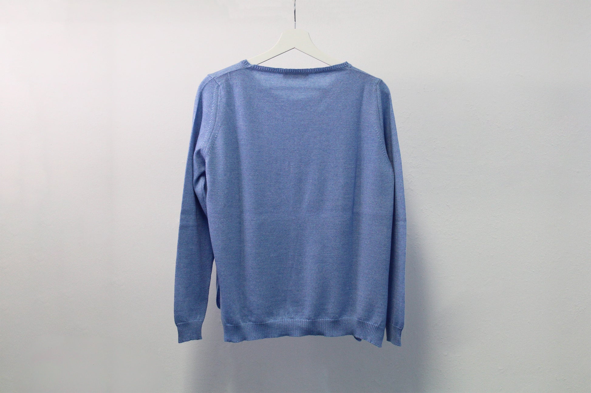 Maglione girocollo Piuma Strike Inside in lana merino 100%, un capo che unisce leggerezza estrema e calore naturale. Realizzato con pregiata lana merino, questo maglione ha una texture sottile e impalpabile che lo rende ideale per ogni stagione, garantendo comfort, traspirabilità e una vestibilità raffinata. Perfetto per look casual eleganti o per l'abbigliamento quotidiano, è la scelta ideale per chi cerca qualità e stile senza tempo
