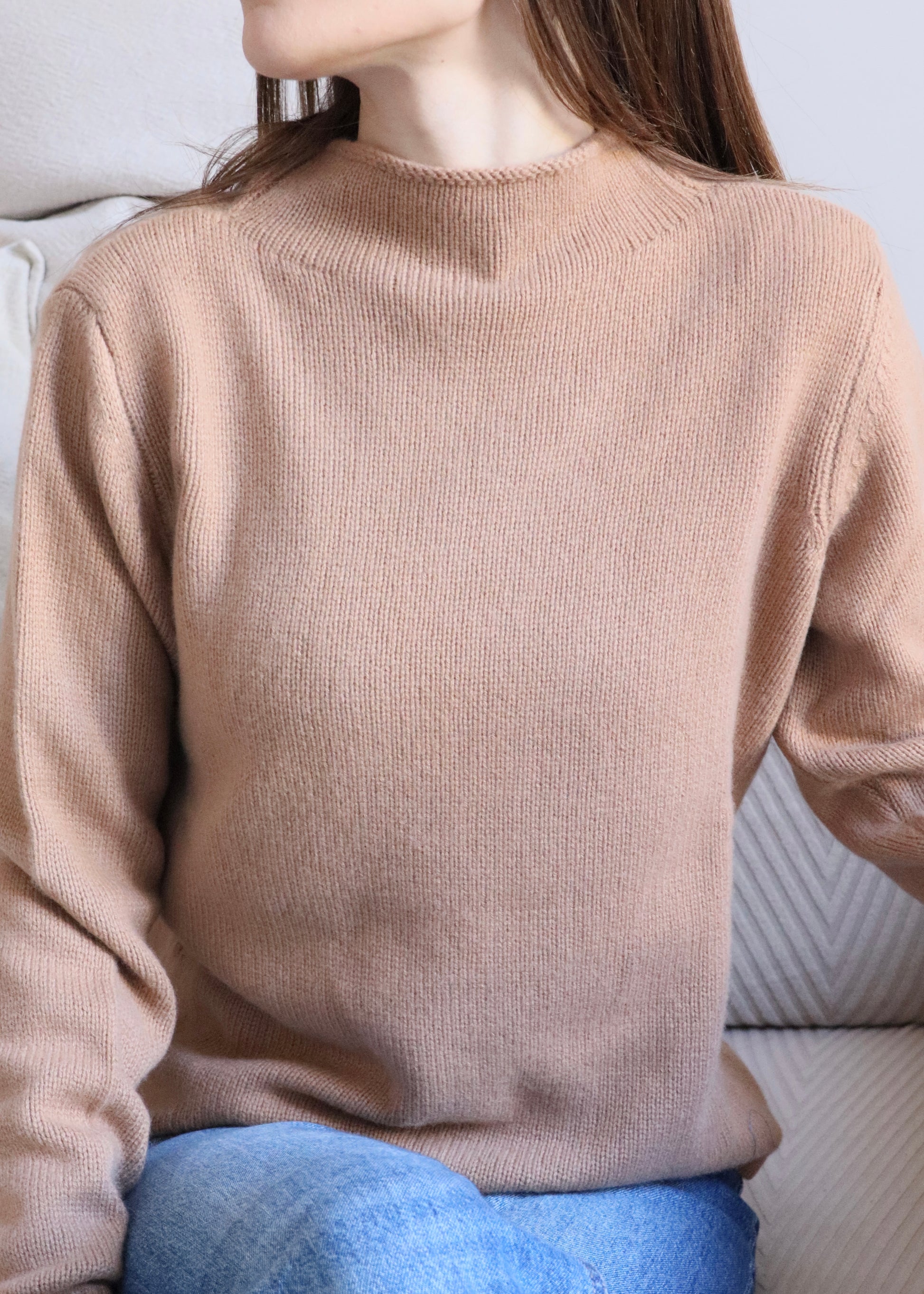 Maglione Strike Inside con collo a vulcano, realizzato in 100% cashmere di alta qualità nella nostra maglieria artigianale a Genova. L’essenza dell'eleganza e del comfort, questo maglione offre una morbidezza impareggiabile e un calore avvolgente. Il design con collo a vulcano, dal taglio moderno e raffinato, aggiunge un tocco distintivo, rendendolo perfetto per chi cerca stile, versatilità e comfort