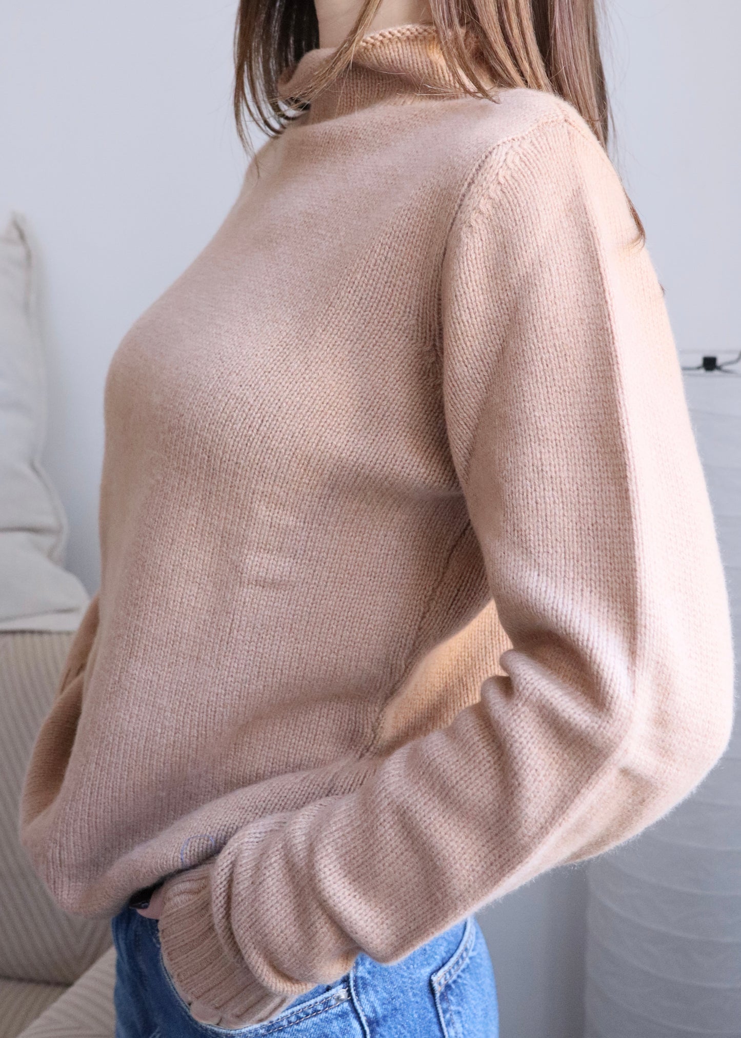 Maglione Strike Inside con collo a vulcano, realizzato in 100% cashmere di alta qualità nella nostra maglieria artigianale a Genova. L’essenza dell'eleganza e del comfort, questo maglione offre una morbidezza impareggiabile e un calore avvolgente. Il design con collo a vulcano, dal taglio moderno e raffinato, aggiunge un tocco distintivo, rendendolo perfetto per chi cerca stile, versatilità e comfort