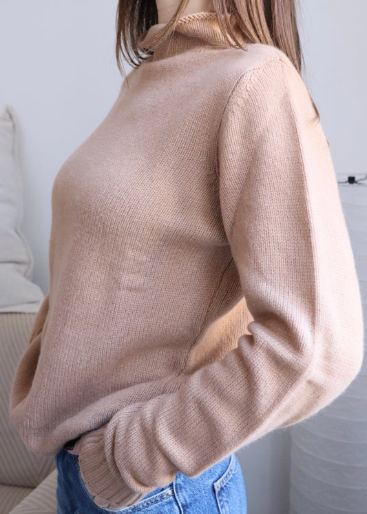 Maglione Strike Inside con collo a vulcano, realizzato in 100% cashmere di alta qualità nella nostra maglieria artigianale a Genova. L’essenza dell'eleganza e del comfort, questo maglione offre una morbidezza impareggiabile e un calore avvolgente. Il design con collo a vulcano, dal taglio moderno e raffinato, aggiunge un tocco distintivo, rendendolo perfetto per chi cerca stile, versatilità e comfort