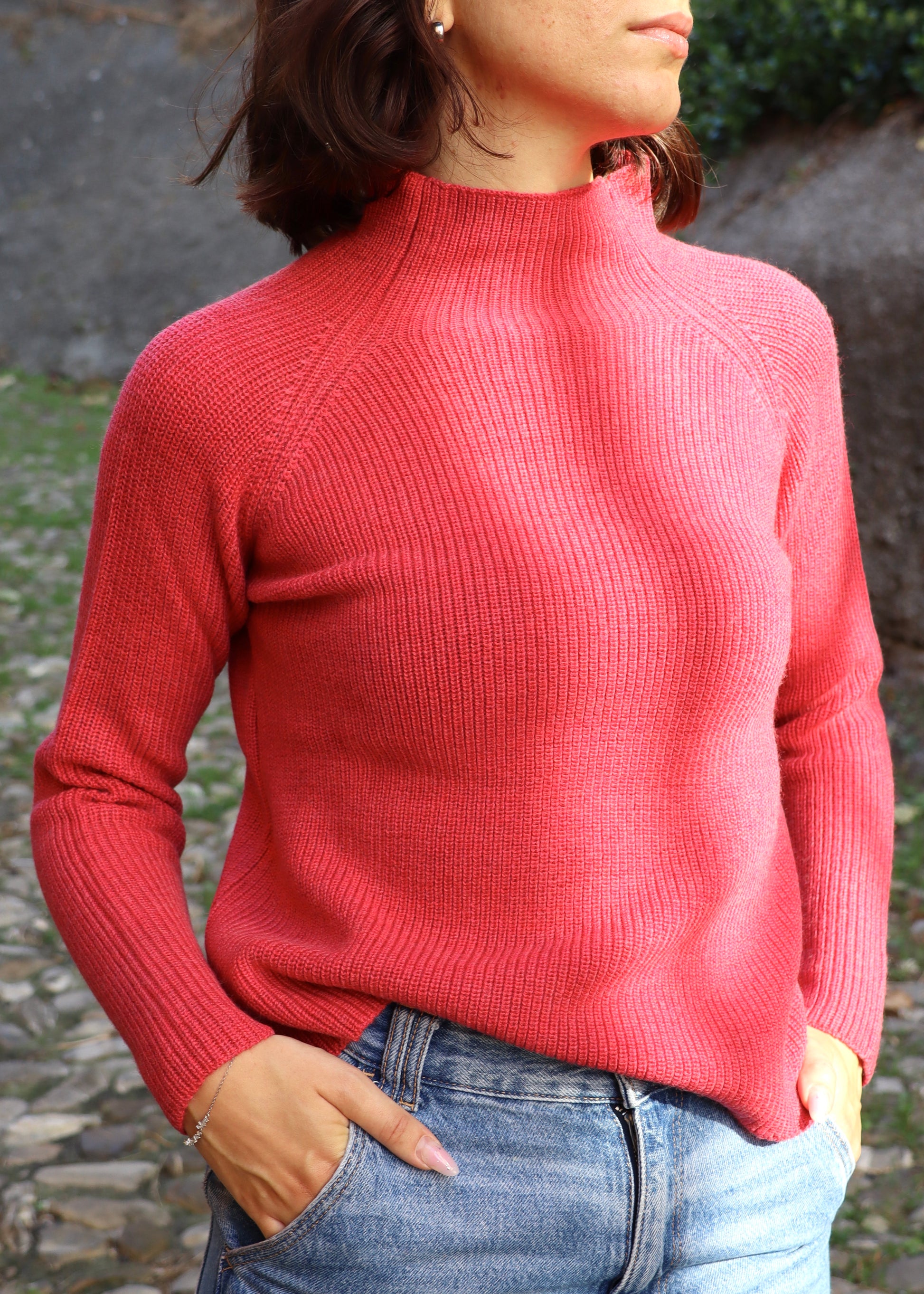Maglione in lana merino extrafine con collo a vulcano, dal design pulito e vestibilità regolare. Capo Made in Italy, perfetto per la stagione autunnale e invernale. Di Strike inside maglieria artigianale di Genova. Disponibile in una varietà di colori