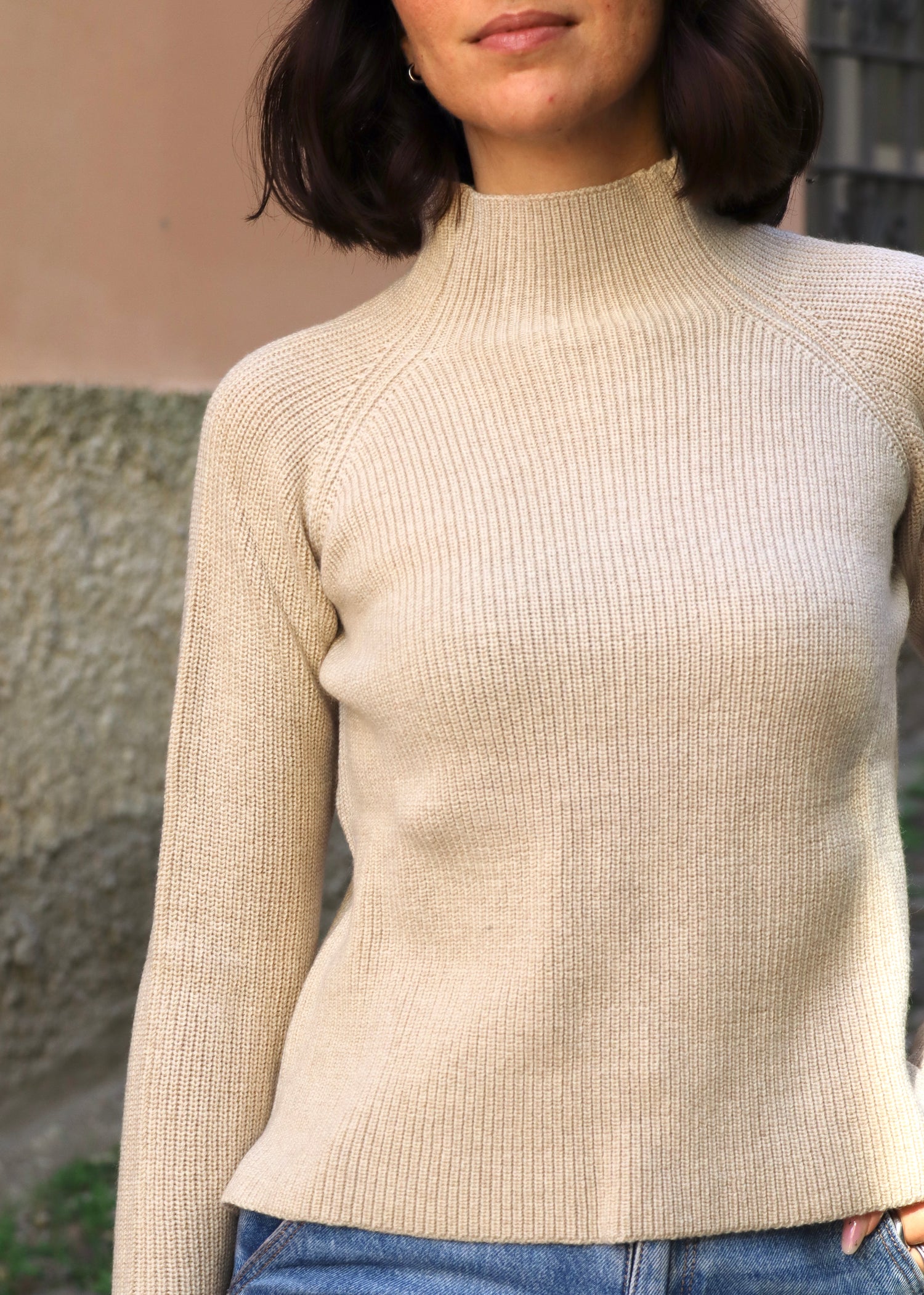 Maglione in lana merino extrafine con collo a vulcano, dal design pulito e vestibilità regolare. Capo Made in Italy, perfetto per la stagione autunnale e invernale. Di Strike inside maglieria artigianale di Genova. Disponibile in una varietà di colori