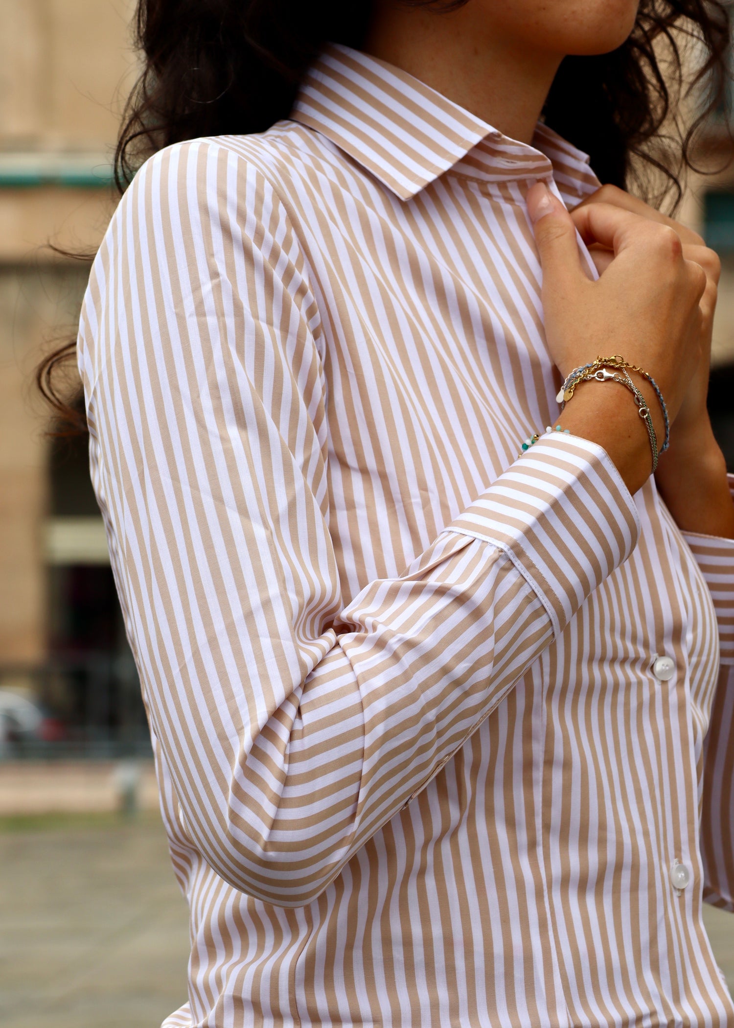 Camicia da donna in cotone a righe verticali, dal taglio classico e sempre attuale. Un capo intramontabile che slancia la figura e si adatta facilmente a look sia casual che eleganti, ideale per ogni stagione.