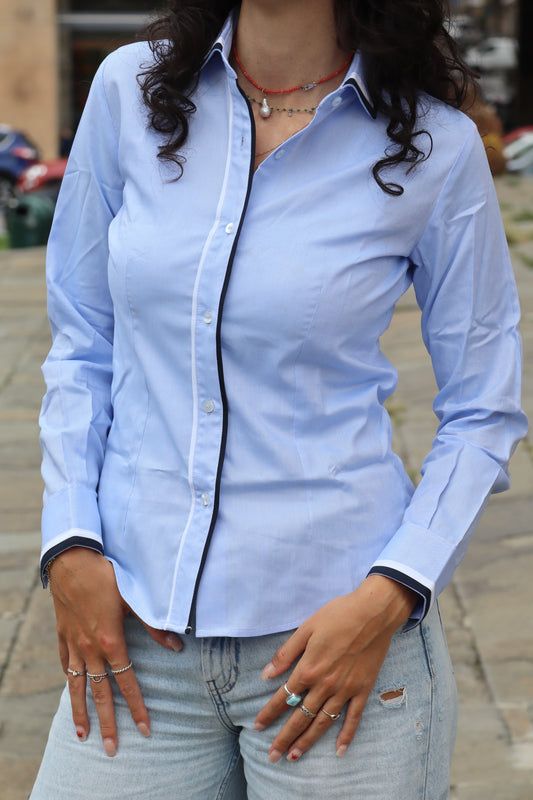 Camicia da donna in cotone con elegante dettaglio bicolore su polsini e colletto. Un capo dal design moderno e ricercato, che valorizza i contrasti cromatici per un look sofisticato e versatile, perfetto per l’ufficio o per occasioni casual chic.