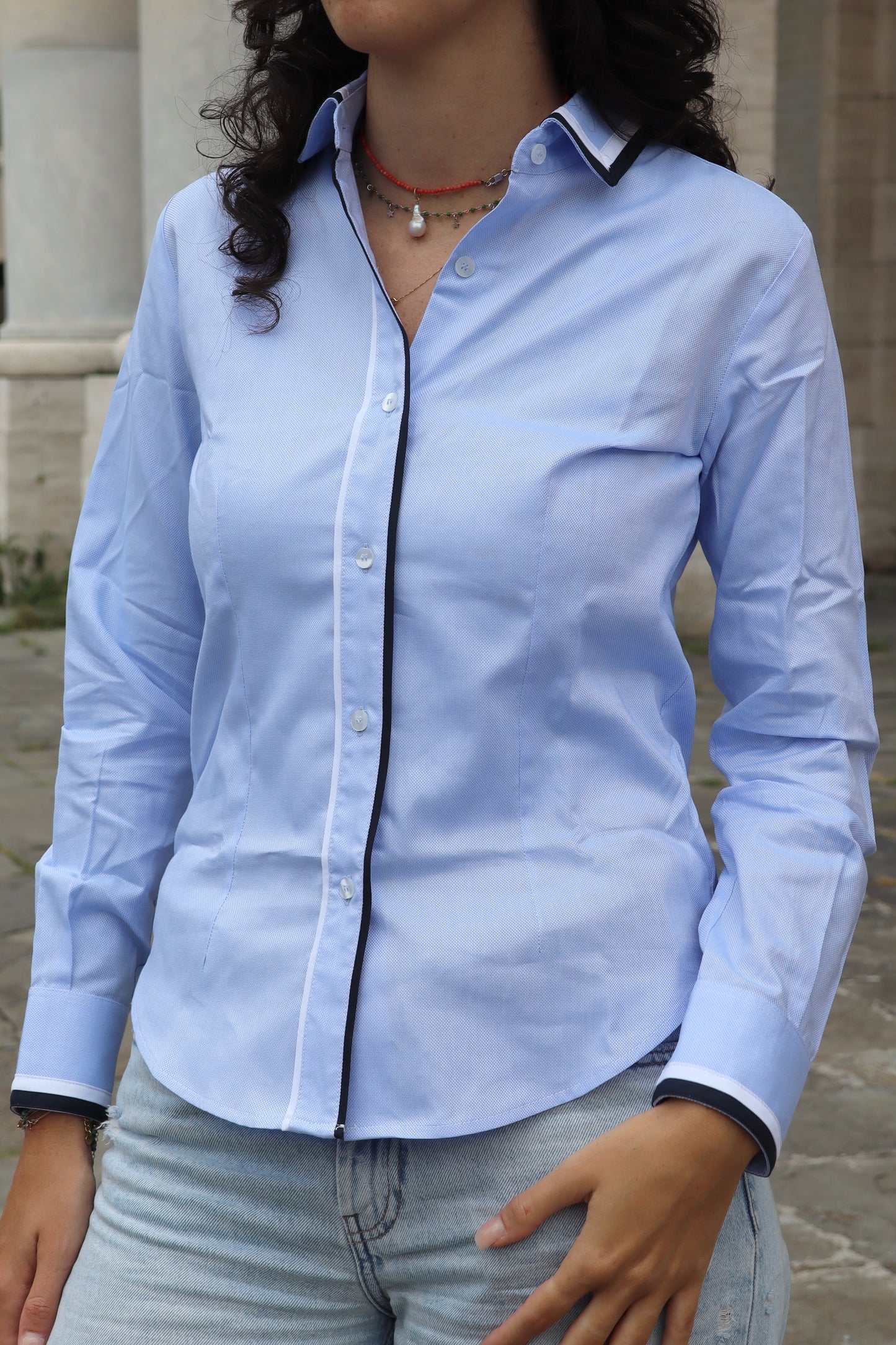 Camicia da donna in cotone con elegante dettaglio bicolore su polsini e colletto. Un capo dal design moderno e ricercato, che valorizza i contrasti cromatici per un look sofisticato e versatile, perfetto per l’ufficio o per occasioni casual chic.
