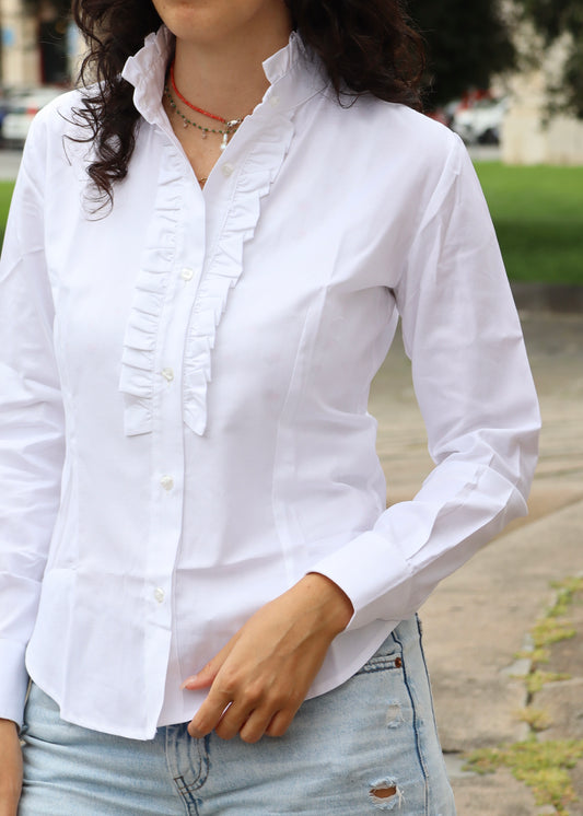 Camicia da donna in cotone con rouches decorative sul petto e sul colletto. Un modello femminile e raffinato, caratterizzato da dettagli romantici che donano volume e movimento. Ideale per un look elegante e distintivo, adatto sia a contesti casual chic che a occasioni formali.