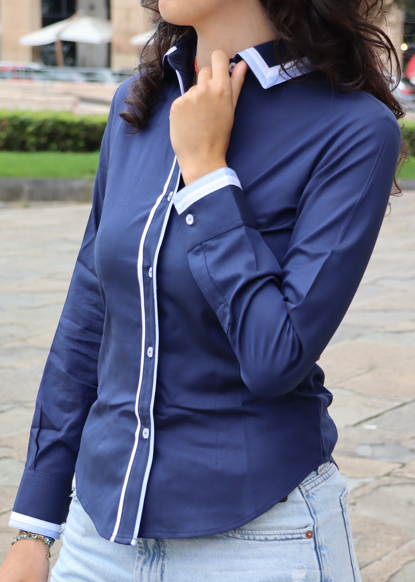 Camicia da donna in cotone con elegante dettaglio bicolore su polsini e colletto. Un capo dal design moderno e ricercato, che valorizza i contrasti cromatici per un look sofisticato e versatile, perfetto per l’ufficio o per occasioni casual chic.

