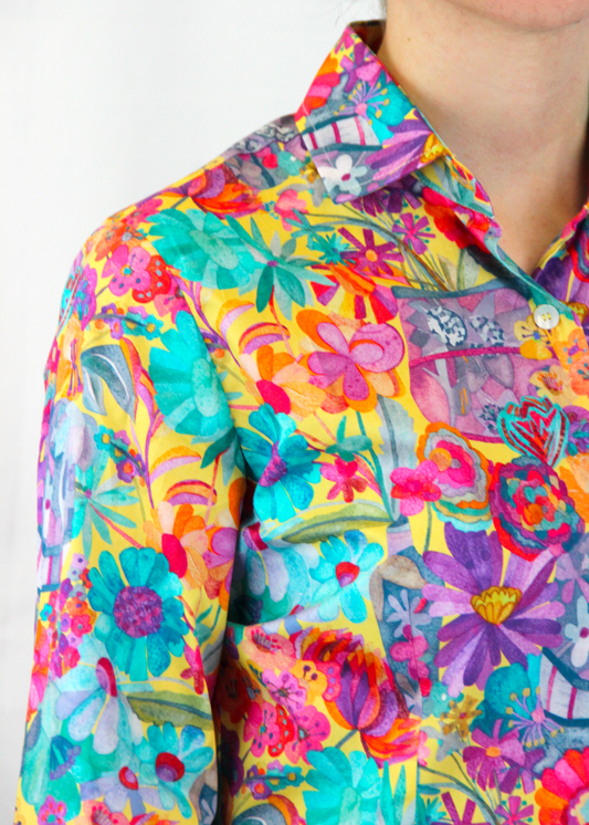 La camicia in cotone è un capo essenziale dal design senza tempo, adatto a ogni occasione. Realizzata artigianalmente in Italia in 100% cotone di alta qualità, assicura comfort, traspirabilità e una vestibilità impeccabile. La sua fantasia floreale con fiori multicolor dai colori vivaci e il taglio classico la rendono perfetta sia per outfit casual che per contesti più formali. Un capo versatile e raffinato, Made in Italy, che unisce eleganza e freschezza in ogni stagione.
