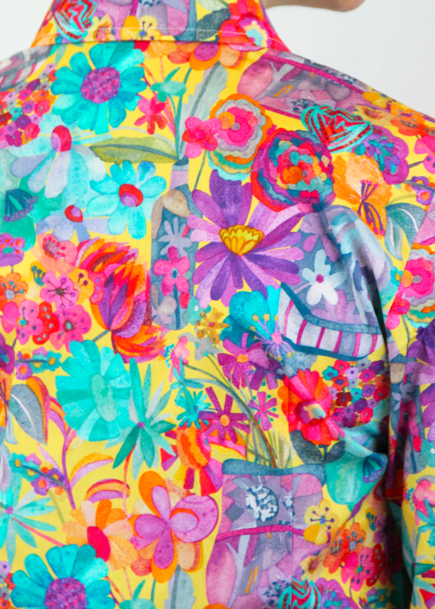 La camicia in cotone è un capo essenziale dal design senza tempo, adatto a ogni occasione. Realizzata artigianalmente in Italia in 100% cotone di alta qualità, assicura comfort, traspirabilità e una vestibilità impeccabile. La sua fantasia floreale con fiori multicolor dai colori vivaci e il taglio classico la rendono perfetta sia per outfit casual che per contesti più formali. Un capo versatile e raffinato, Made in Italy, che unisce eleganza e freschezza in ogni stagione.