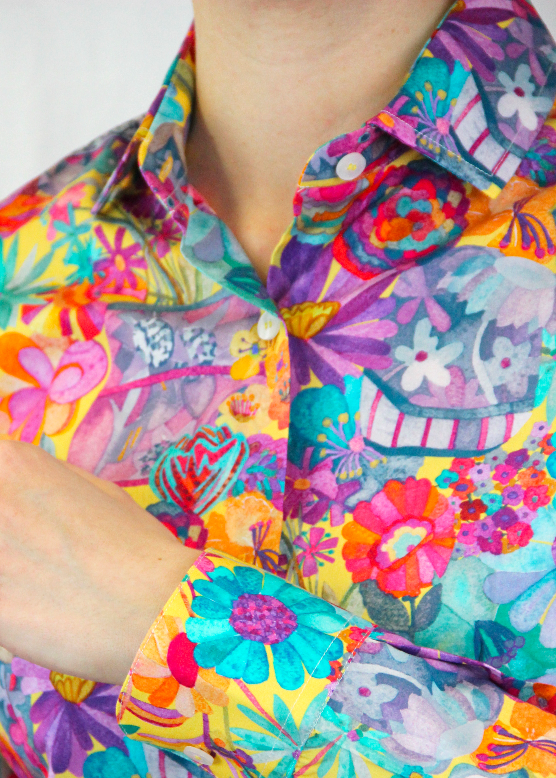 La camicia in cotone è un capo essenziale dal design senza tempo, adatto a ogni occasione. Realizzata artigianalmente in Italia in 100% cotone di alta qualità, assicura comfort, traspirabilità e una vestibilità impeccabile. La sua fantasia floreale con fiori multicolor dai colori vivaci e il taglio classico la rendono perfetta sia per outfit casual che per contesti più formali. Un capo versatile e raffinato, Made in Italy, che unisce eleganza e freschezza in ogni stagione.