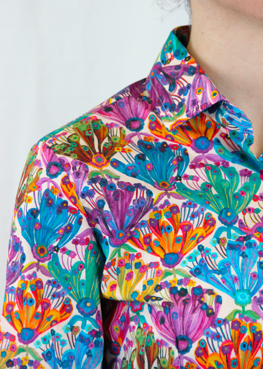 La camicia in cotone è un capo essenziale dal design senza tempo, adatto a ogni occasione. Realizzata artigianalmente in Italia in 100% cotone di alta qualità, assicura comfort, traspirabilità e una vestibilità impeccabile. La sua fantasia floreale con fiori multicolor dai colori vivaci e il taglio classico la rendono perfetta sia per outfit casual che per contesti più formali. Un capo versatile e raffinato, Made in Italy, che unisce eleganza e freschezza in ogni stagione.