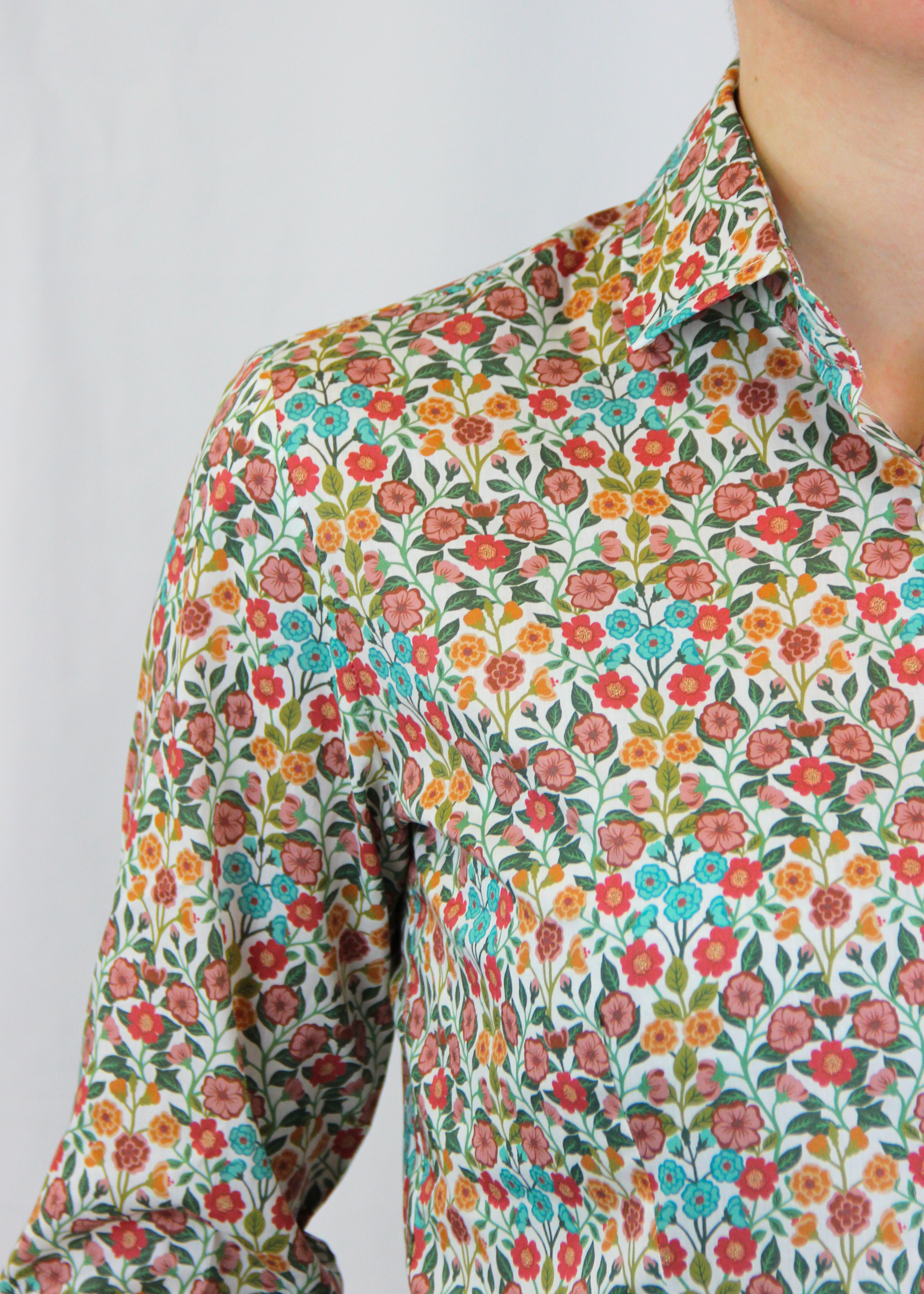 La camicia in cotone Liberty è un capo essenziale dal design senza tempo, realizzato artigianalmente in Italia in 100% cotone di alta qualità. La sua fantasia millefiori in rosa antico e azzurro, con toni autunnali, aggiunge un tocco delicato e raffinato al capo. Il taglio classico la rende versatile, perfetta sia per outfit casual che per occasioni più formali, assicurando comfort, traspirabilità e una vestibilità impeccabile. Un prodotto esclusivo, Made in Italy, che unisce eleganza e tradizione.