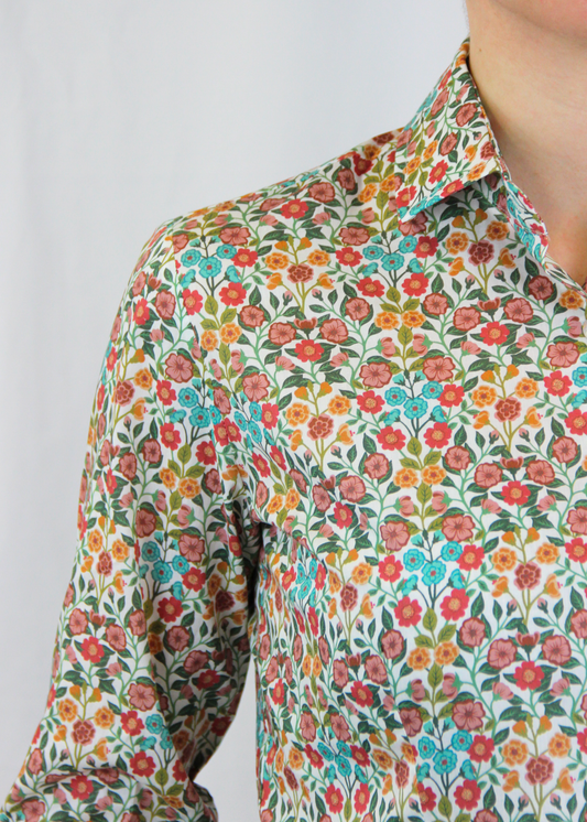 La camicia in cotone Liberty è un capo essenziale dal design senza tempo, realizzato artigianalmente in Italia in 100% cotone di alta qualità. La sua fantasia millefiori in rosa antico e azzurro, con toni autunnali, aggiunge un tocco delicato e raffinato al capo. Il taglio classico la rende versatile, perfetta sia per outfit casual che per occasioni più formali, assicurando comfort, traspirabilità e una vestibilità impeccabile. Un prodotto esclusivo, Made in Italy, che unisce eleganza e tradizione.