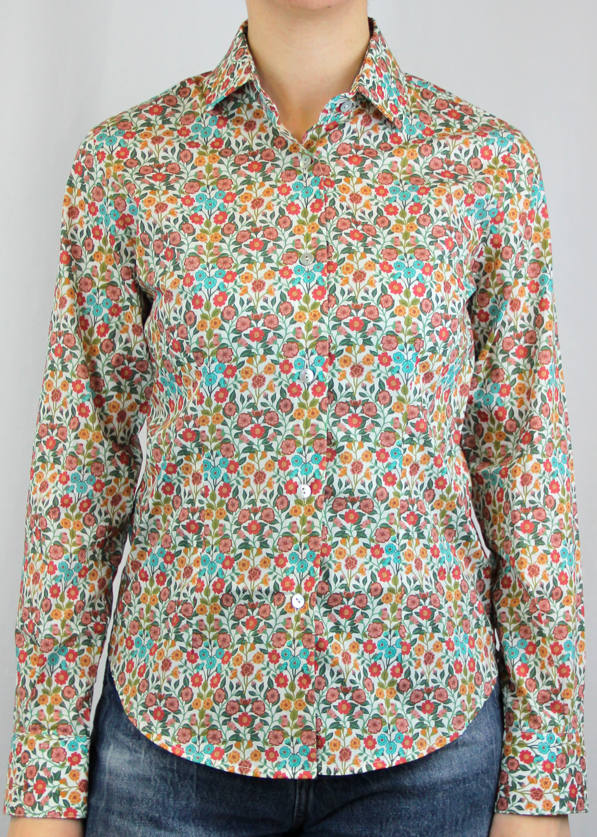 La camicia in cotone Liberty è un capo essenziale dal design senza tempo, realizzato artigianalmente in Italia in 100% cotone di alta qualità. La sua fantasia millefiori in rosa antico e azzurro, con toni autunnali, aggiunge un tocco delicato e raffinato al capo. Il taglio classico la rende versatile, perfetta sia per outfit casual che per occasioni più formali, assicurando comfort, traspirabilità e una vestibilità impeccabile. Un prodotto esclusivo, Made in Italy, che unisce eleganza e tradizione.