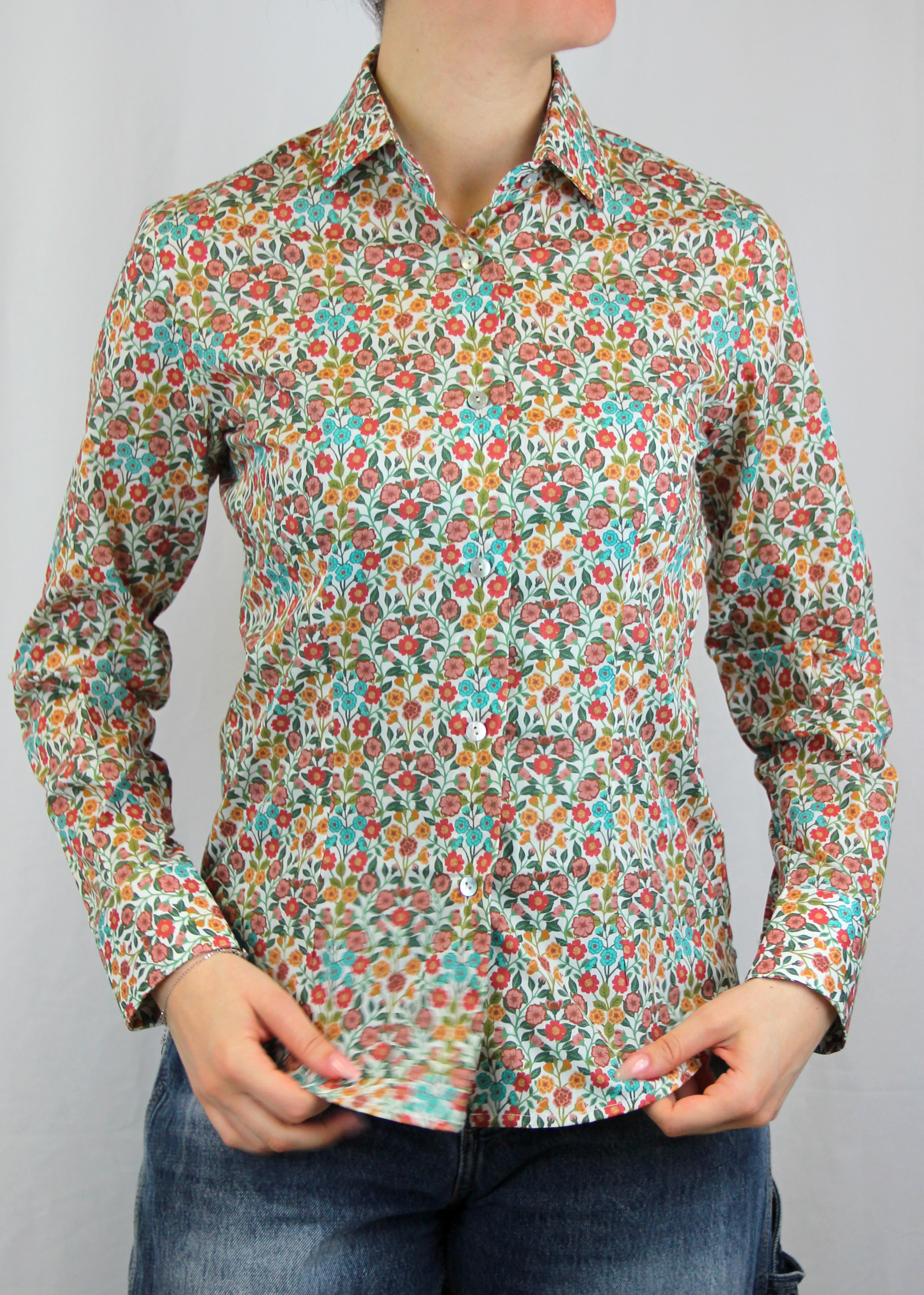 La camicia in cotone Liberty è un capo essenziale dal design senza tempo, realizzato artigianalmente in Italia in 100% cotone di alta qualità. La sua fantasia millefiori in rosa antico e azzurro, con toni autunnali, aggiunge un tocco delicato e raffinato al capo. Il taglio classico la rende versatile, perfetta sia per outfit casual che per occasioni più formali, assicurando comfort, traspirabilità e una vestibilità impeccabile. Un prodotto esclusivo, Made in Italy, che unisce eleganza e tradizione.