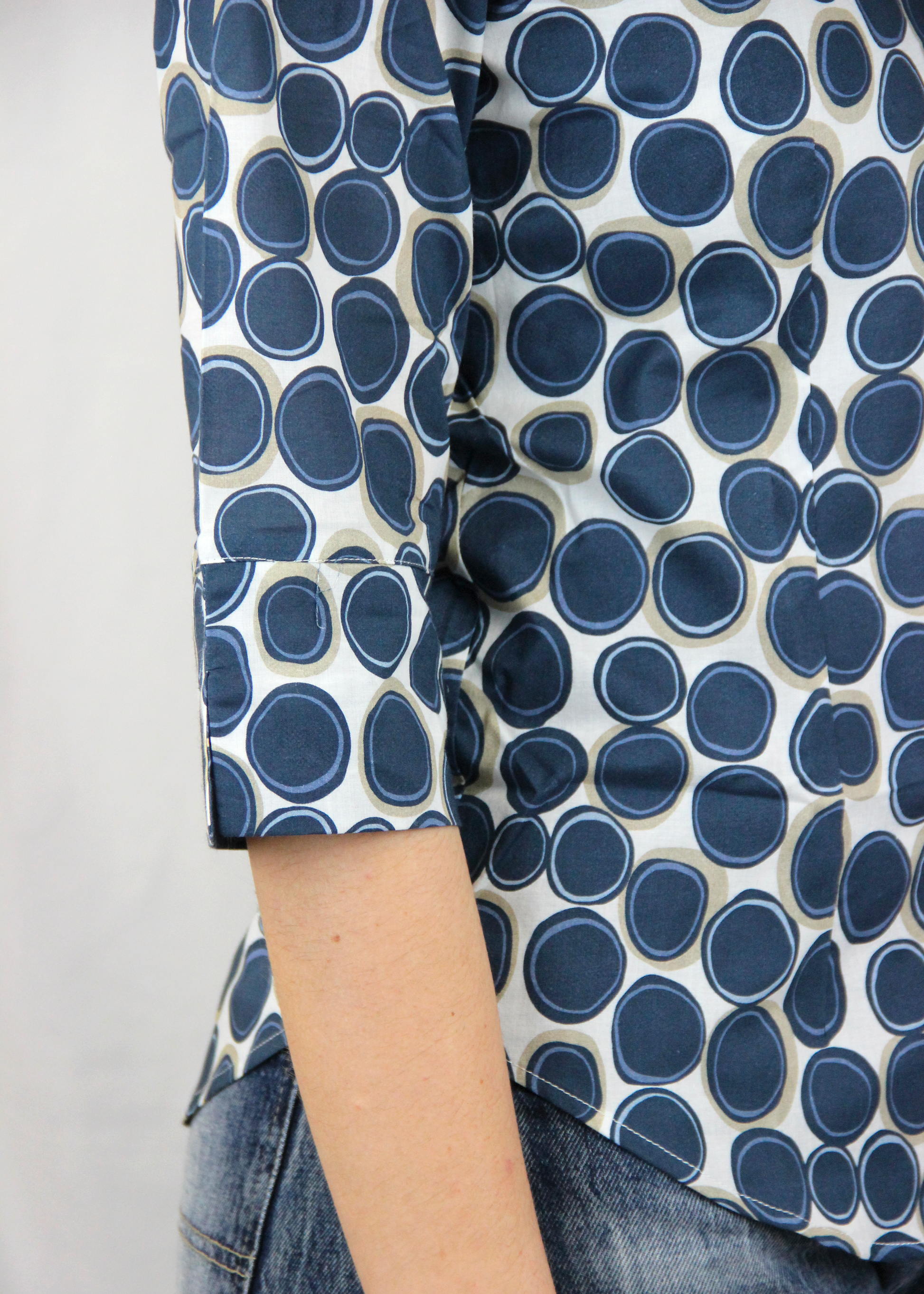 La camicia con manica a 3/4 è realizzata artigianalmente in 100% cotone leggero di alta qualità. Il taglio classico è arricchito dalla manica a 3/4, che conferisce un'eleganza informale, rendendo il capo perfetto per tutte le stagioni. La fantasia con cerchi, disponibile in verde e blu, aggiunge un tocco di originalità senza perdere la sobrietà. Un'ottima scelta per chi cerca uno stile curato e distintivo, ogni giorno. Made in Italy, per un look sofisticato e contemporaneo.