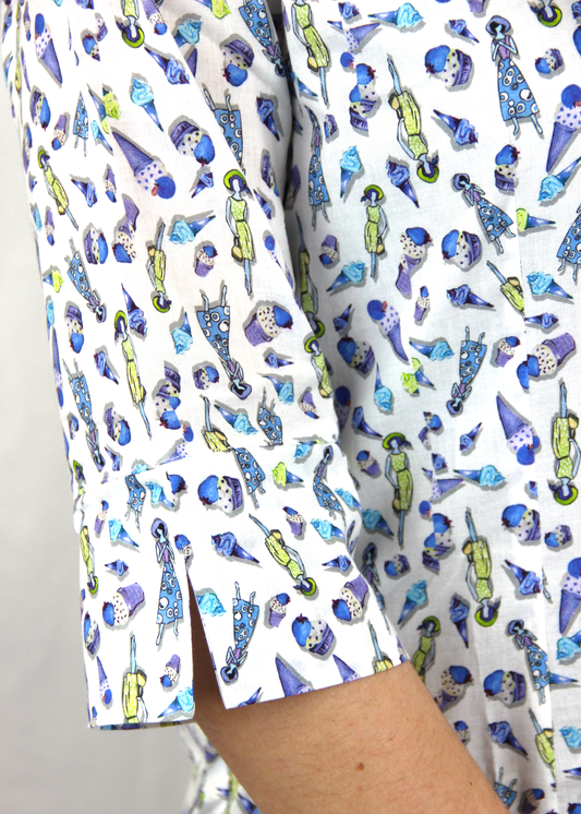La camicia con manica a 3/4 è realizzata artigianalmente in 100% cotone leggero di alta qualità. Il taglio classico è valorizzato dalla manica a 3/4, che dona un’eleganza informale e rende il capo adatto a tutte le stagioni. La fantasia blu su sfondo bianco, con gelati e figure femminili, aggiunge carattere senza rinunciare alla sobrietà. Un'ottima scelta per chi cerca uno stile curato e distintivo, ogni giorno. Made in Italy, per un look unico e sofisticato.