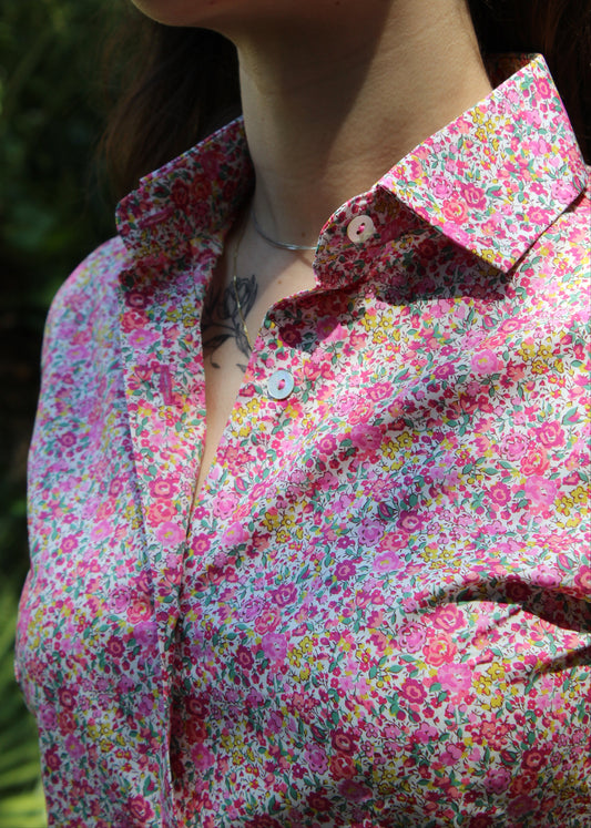 La camicia in cotone Liberty è un capo essenziale, realizzato artigianalmente in Italia in 100% cotone di alta qualità. La fantasia millefiori nei toni del fucsia aggiunge un tocco vivace ed elegante al capo. Con il suo taglio classico, è perfetta per outfit casual o formali, garantendo comfort, traspirabilità e una vestibilità impeccabile. Made in Italy, unisce eleganza e tradizione.